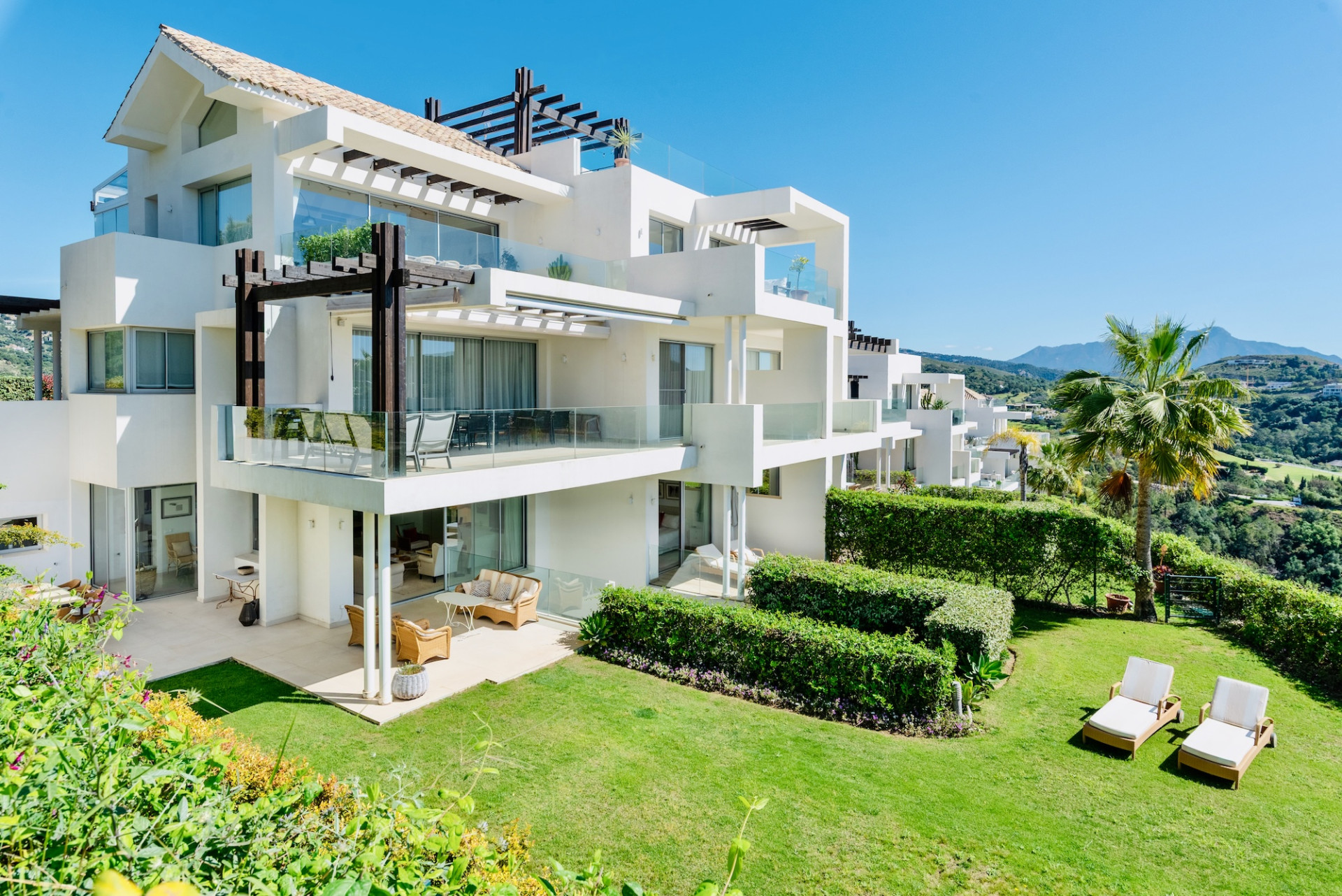 Exceptional 3-Bed Duplex with Private Garden and Panoramic Views · Photo 31