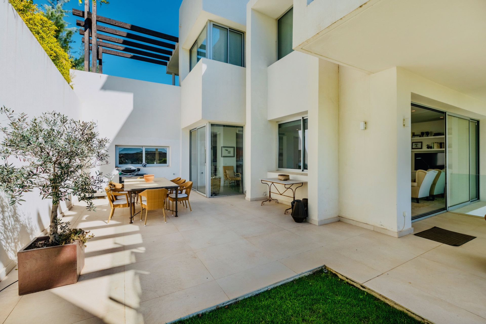 Exceptional 3-Bed Duplex with Private Garden and Panoramic Views · Photo 17