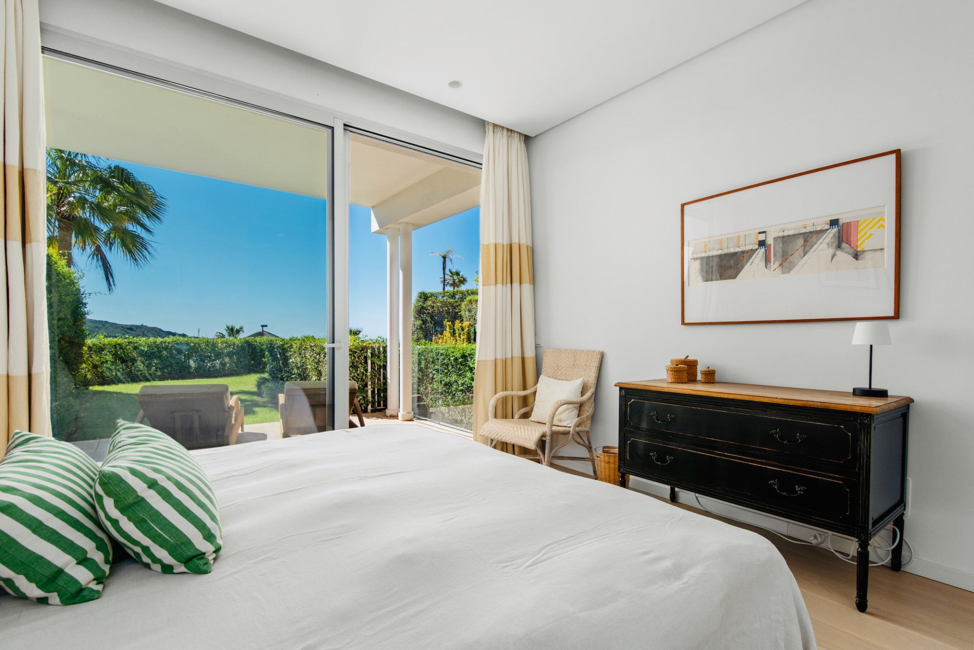 Exceptional 3-Bed Duplex with Private Garden and Panoramic Views · Photo 21