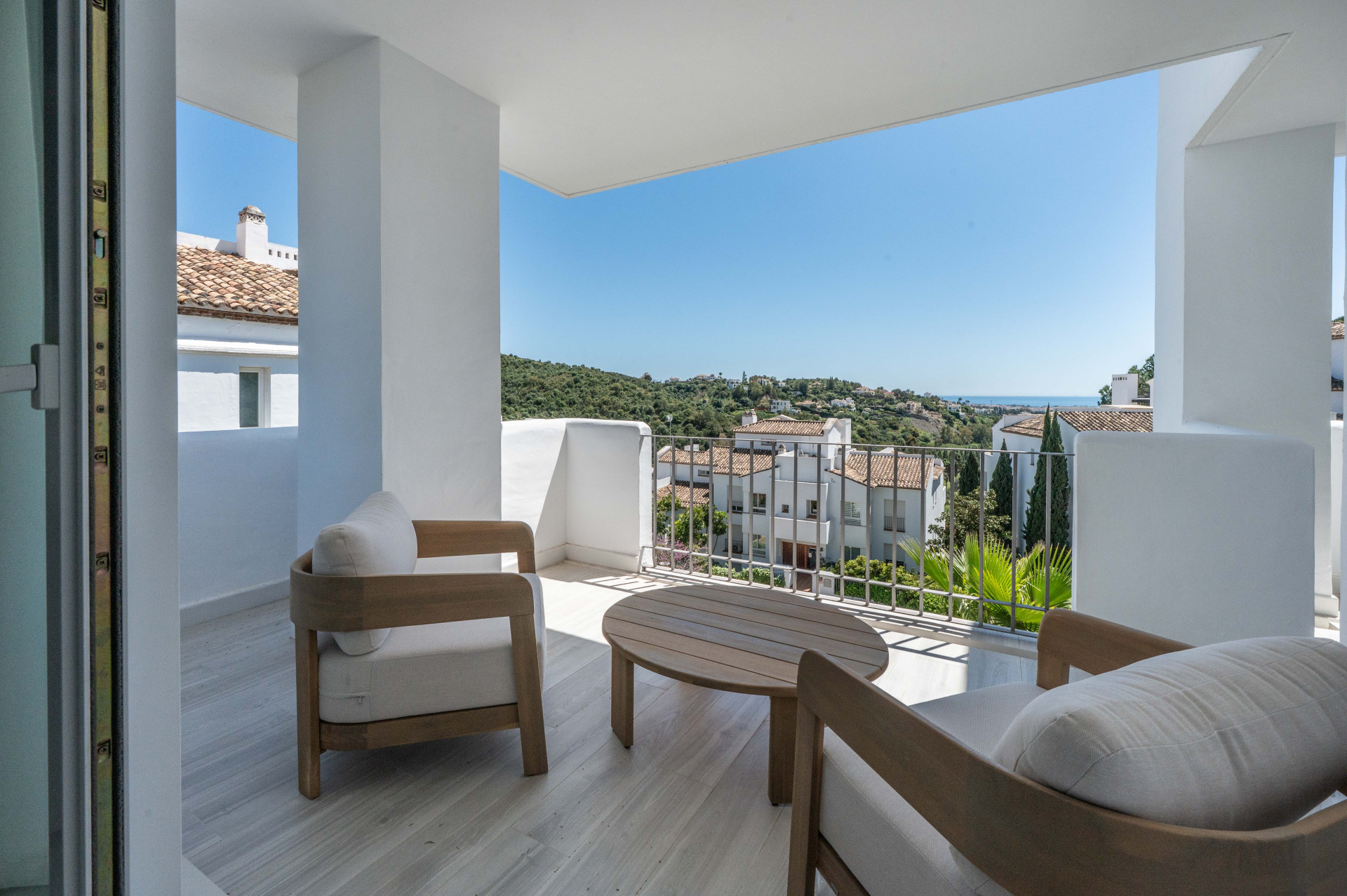 Bright and Modern 3 bedroom middle-floor apartment with sea and golf views in Altos de La Quinta · Photo 13