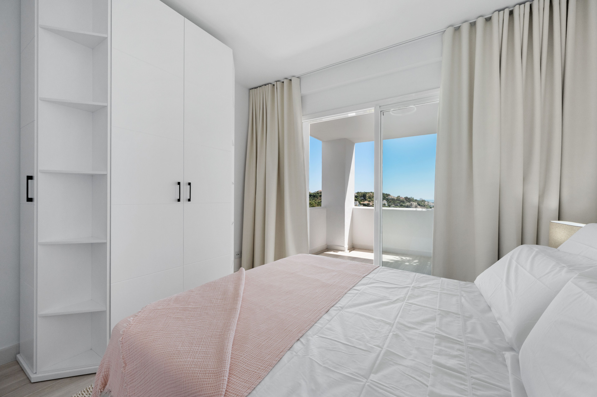 Bright and Modern 3 bedroom middle-floor apartment with sea and golf views in Altos de La Quinta · Photo 21