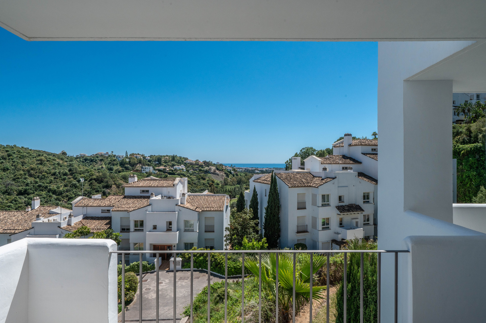 Bright and Modern 3 bedroom middle-floor apartment with sea and golf views in Altos de La Quinta · Photo 14