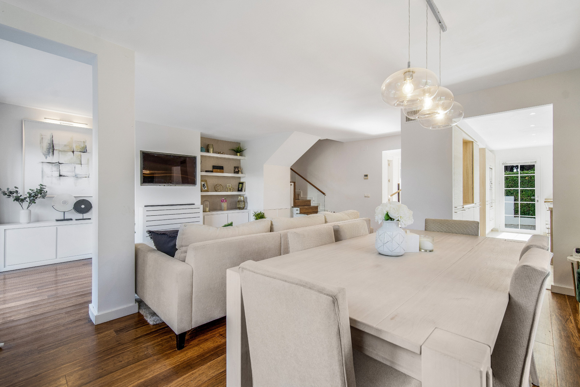 Beautiful frontline beach, four-bedroom end townhouse in the prestigious community of Marbellamar, on Marbella Golden Mile · Photo 21