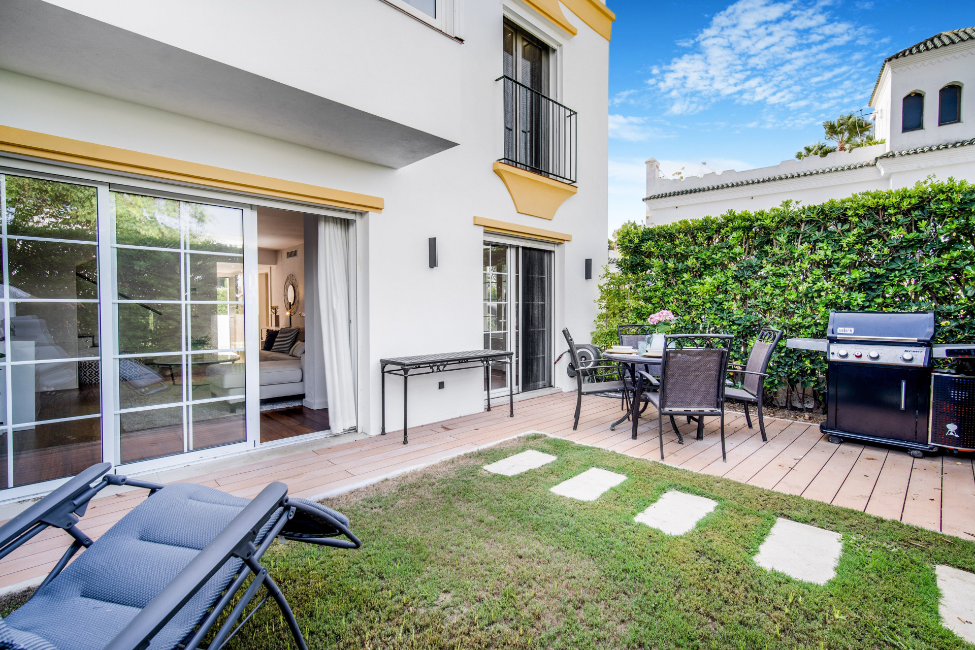 Beautiful frontline beach, four-bedroom end townhouse in the prestigious community of Marbellamar, on Marbella Golden Mile · Photo 14