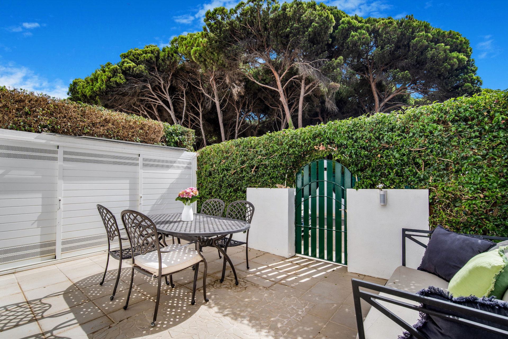 Beautiful frontline beach, four-bedroom end townhouse in the prestigious community of Marbellamar, on Marbella Golden Mile · Photo 28