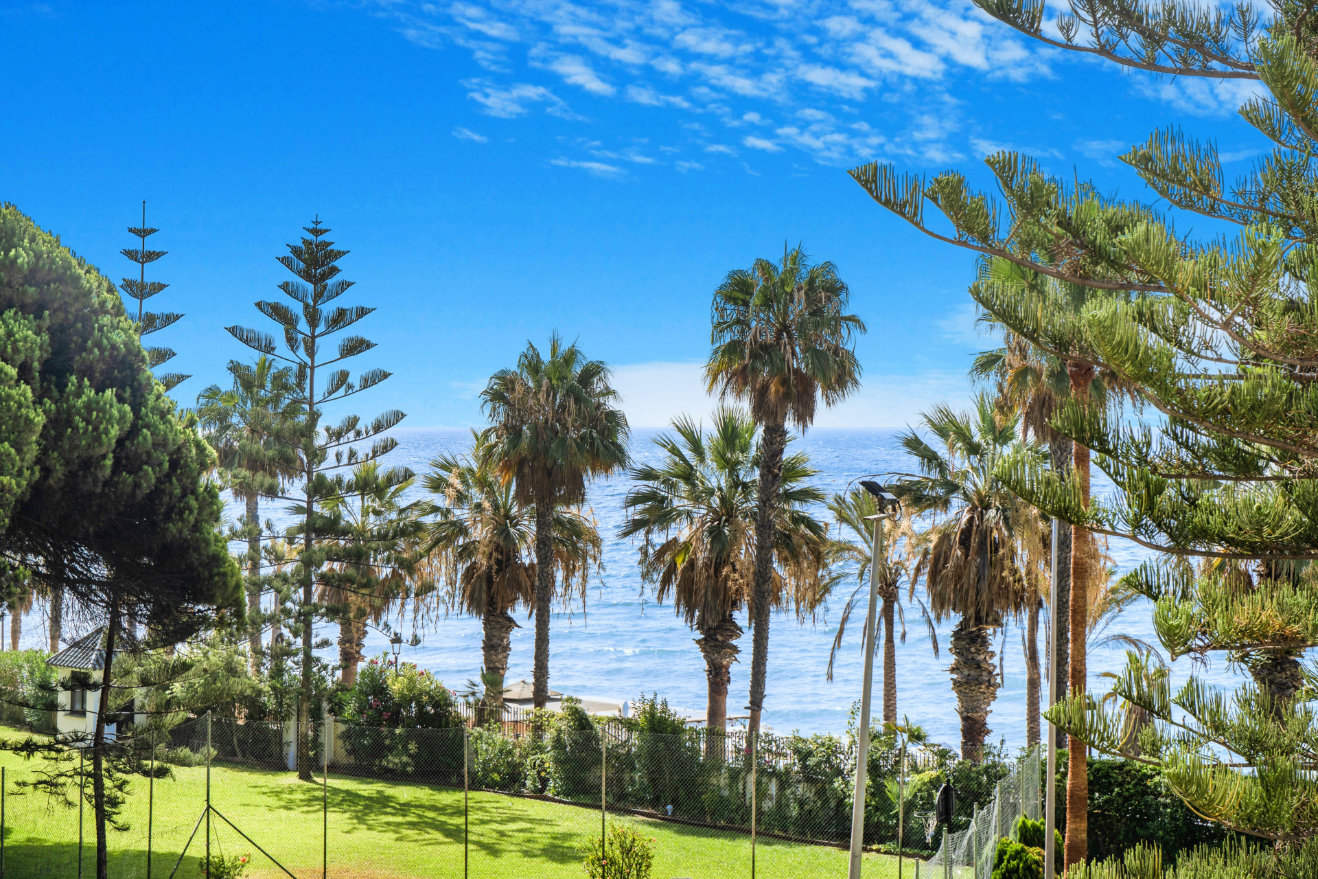 Beautiful frontline beach, four-bedroom end townhouse in the prestigious community of Marbellamar, on Marbella Golden Mile · Photo 12