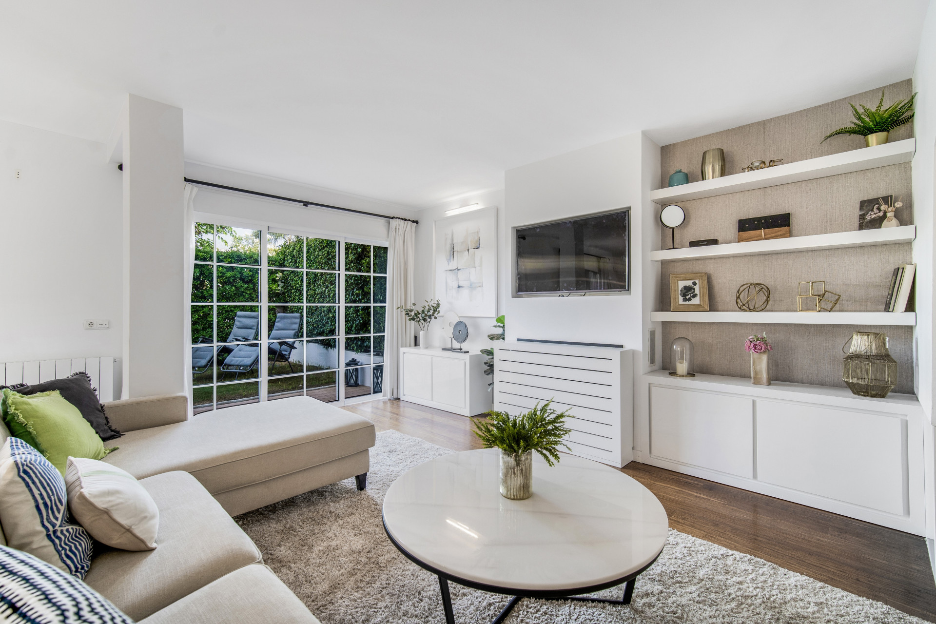 Beautiful frontline beach, four-bedroom end townhouse in the prestigious community of Marbellamar, on Marbella Golden Mile · Photo 9