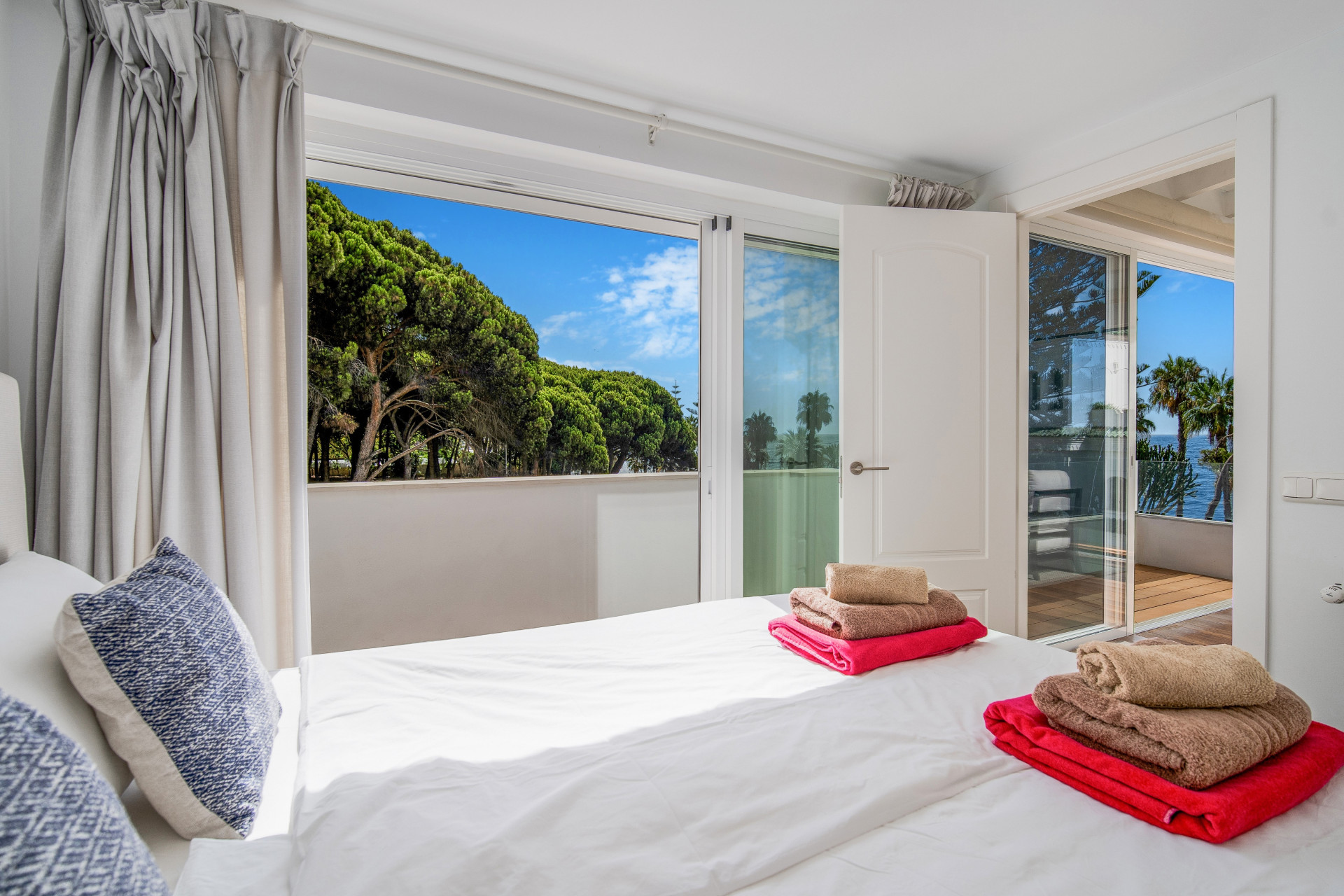 Beautiful frontline beach, four-bedroom end townhouse in the prestigious community of Marbellamar, on Marbella Golden Mile · Photo 18