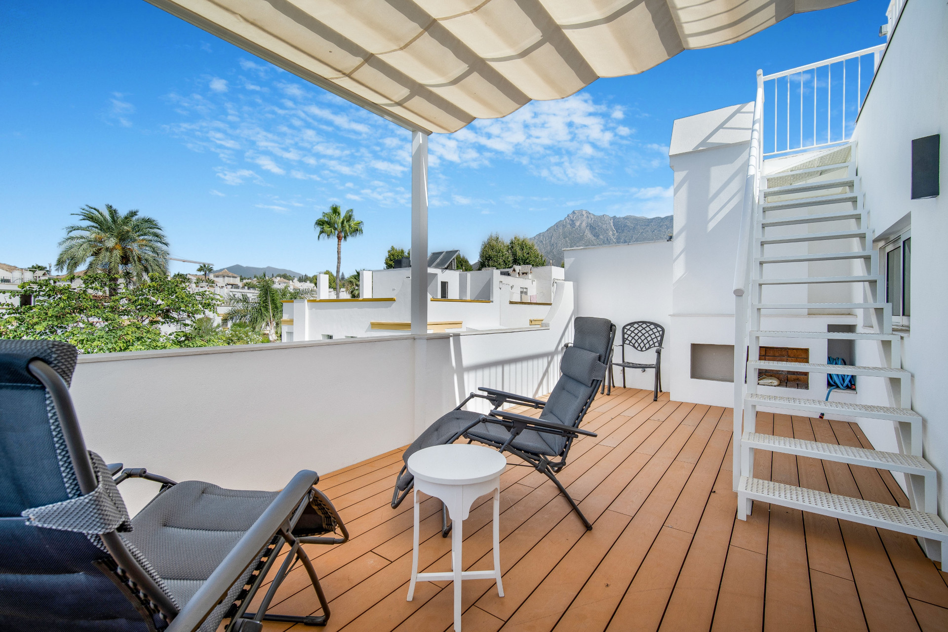Beautiful frontline beach, four-bedroom end townhouse in the prestigious community of Marbellamar, on Marbella Golden Mile · Photo 29