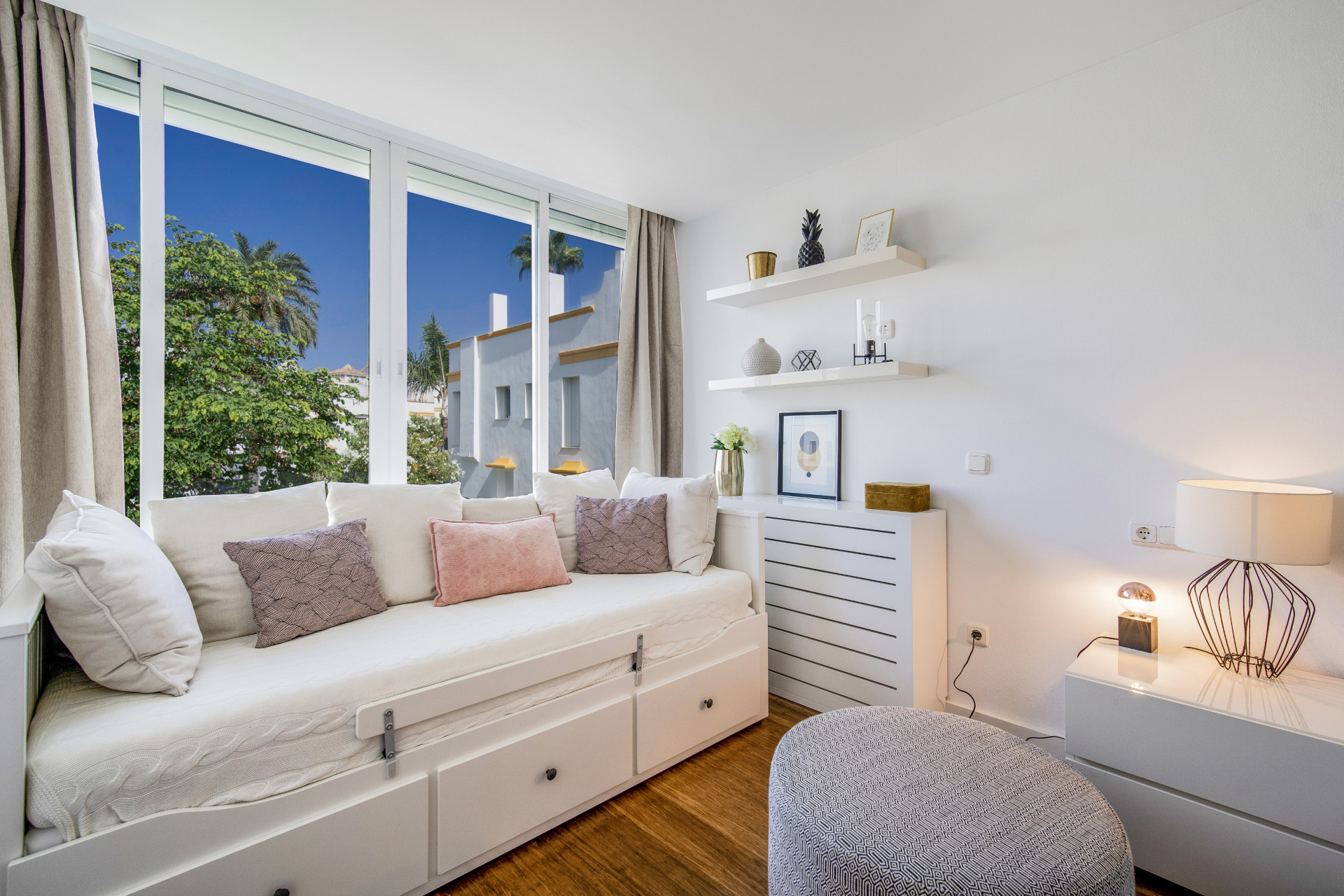 Beautiful frontline beach, four-bedroom end townhouse in the prestigious community of Marbellamar, on Marbella Golden Mile · Photo 15