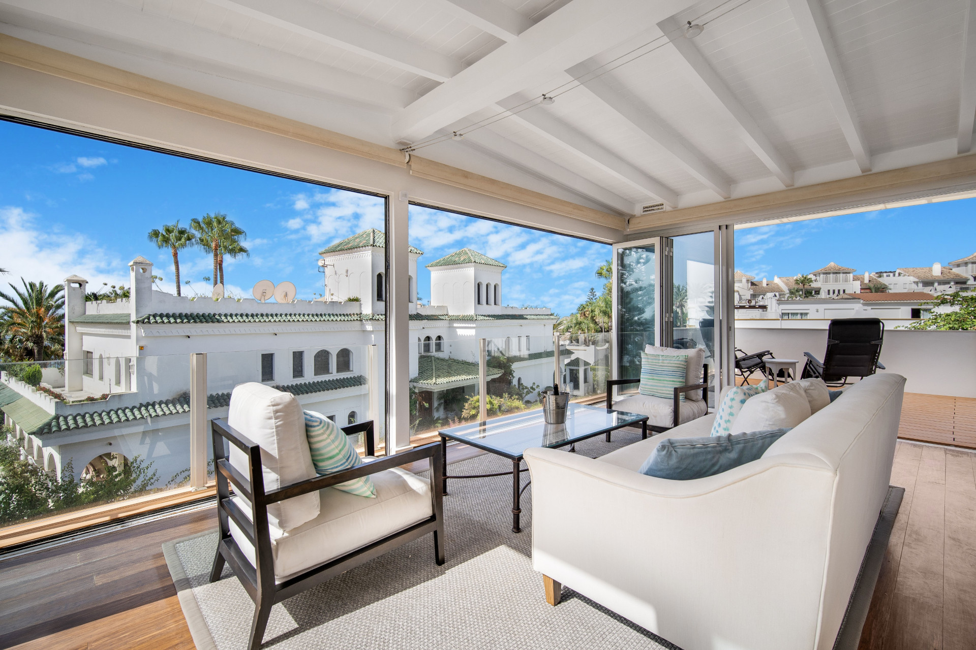 Beautiful frontline beach, four-bedroom end townhouse in the prestigious community of Marbellamar, on Marbella Golden Mile · Photo 17