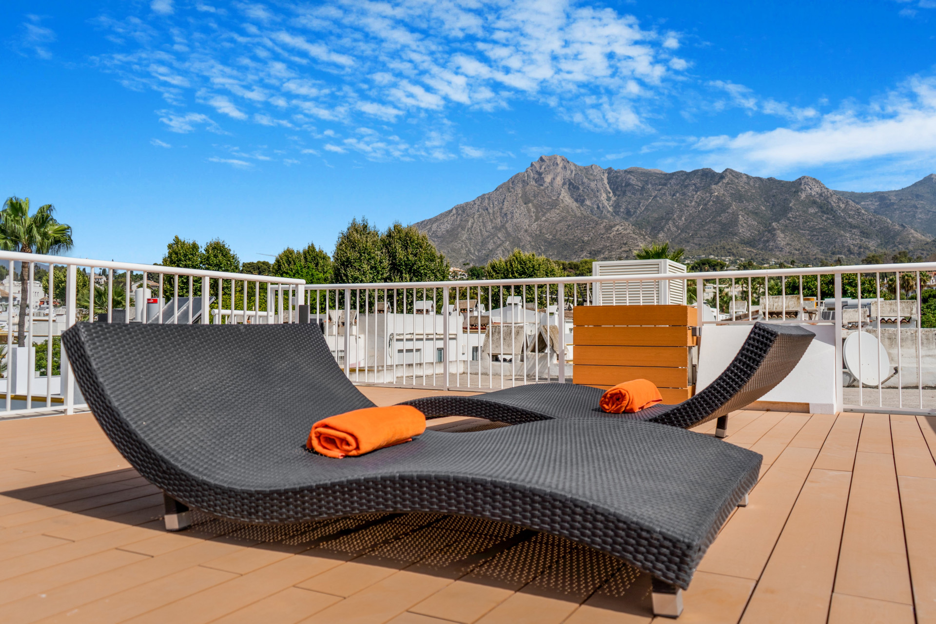 Beautiful frontline beach, four-bedroom end townhouse in the prestigious community of Marbellamar, on Marbella Golden Mile · Photo 10