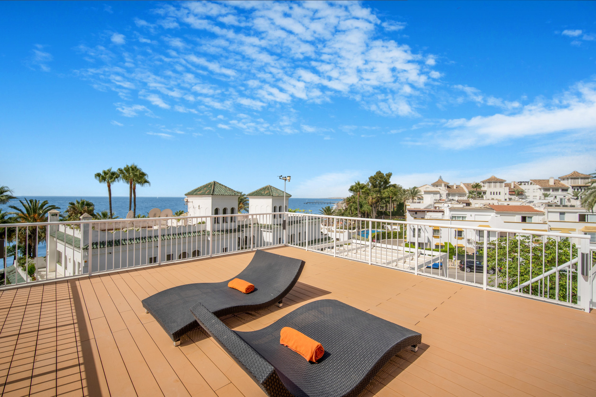 Beautiful frontline beach, four-bedroom end townhouse in the prestigious community of Marbellamar, on Marbella Golden Mile · Photo 23