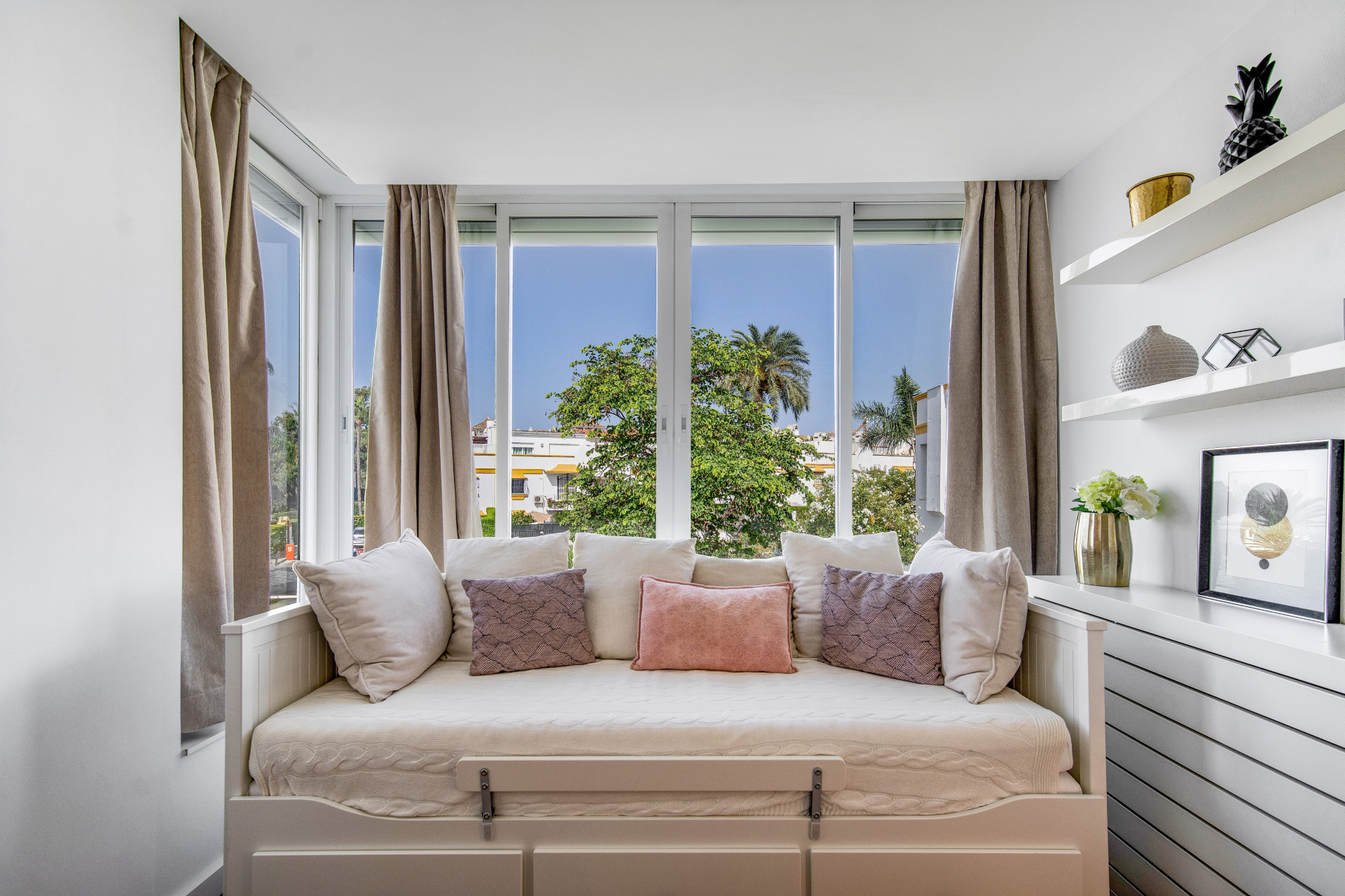 Beautiful frontline beach, four-bedroom end townhouse in the prestigious community of Marbellamar, on Marbella Golden Mile · Photo 22