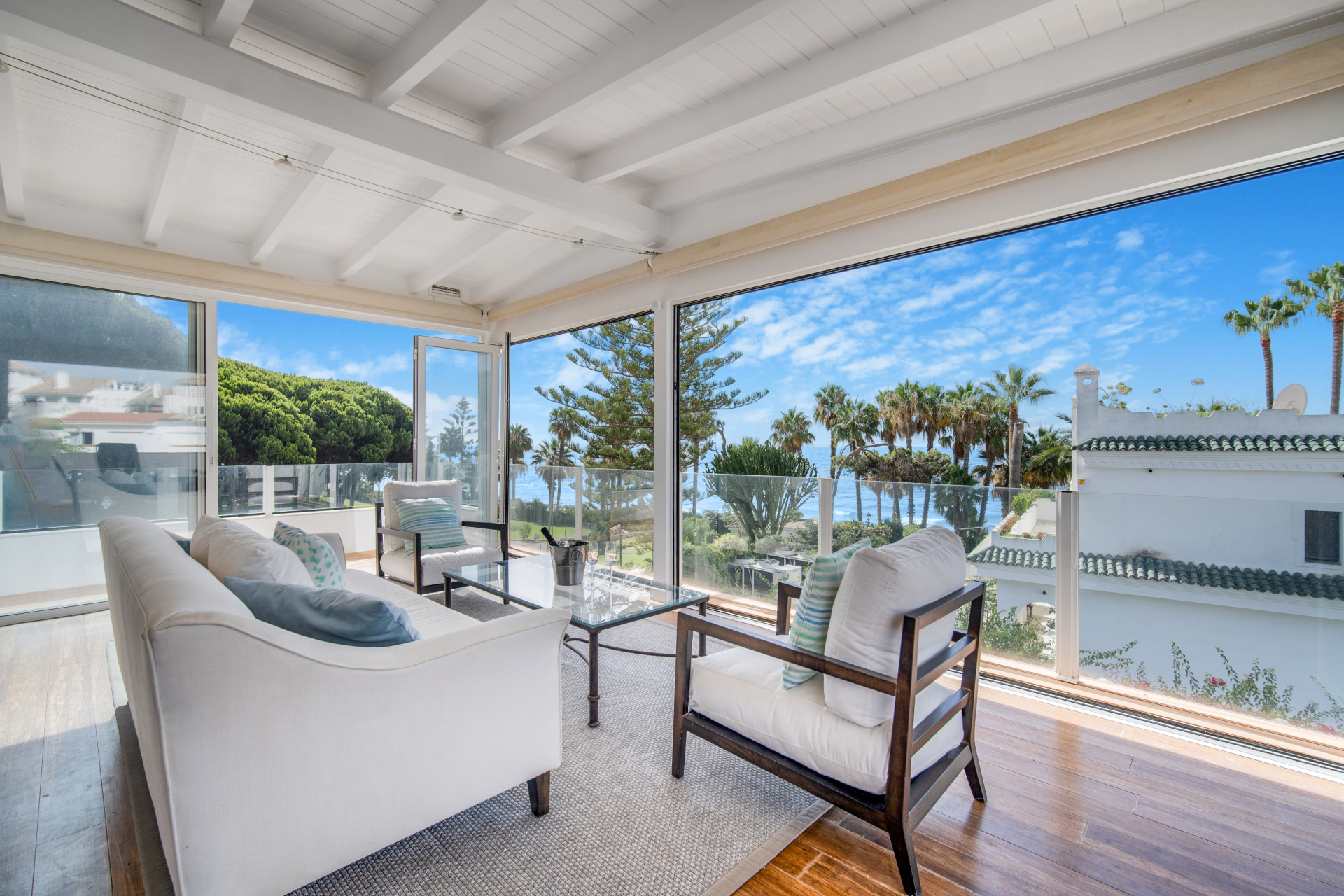 Beautiful frontline beach, four-bedroom end townhouse in the prestigious community of Marbellamar, on Marbella Golden Mile · Photo 11