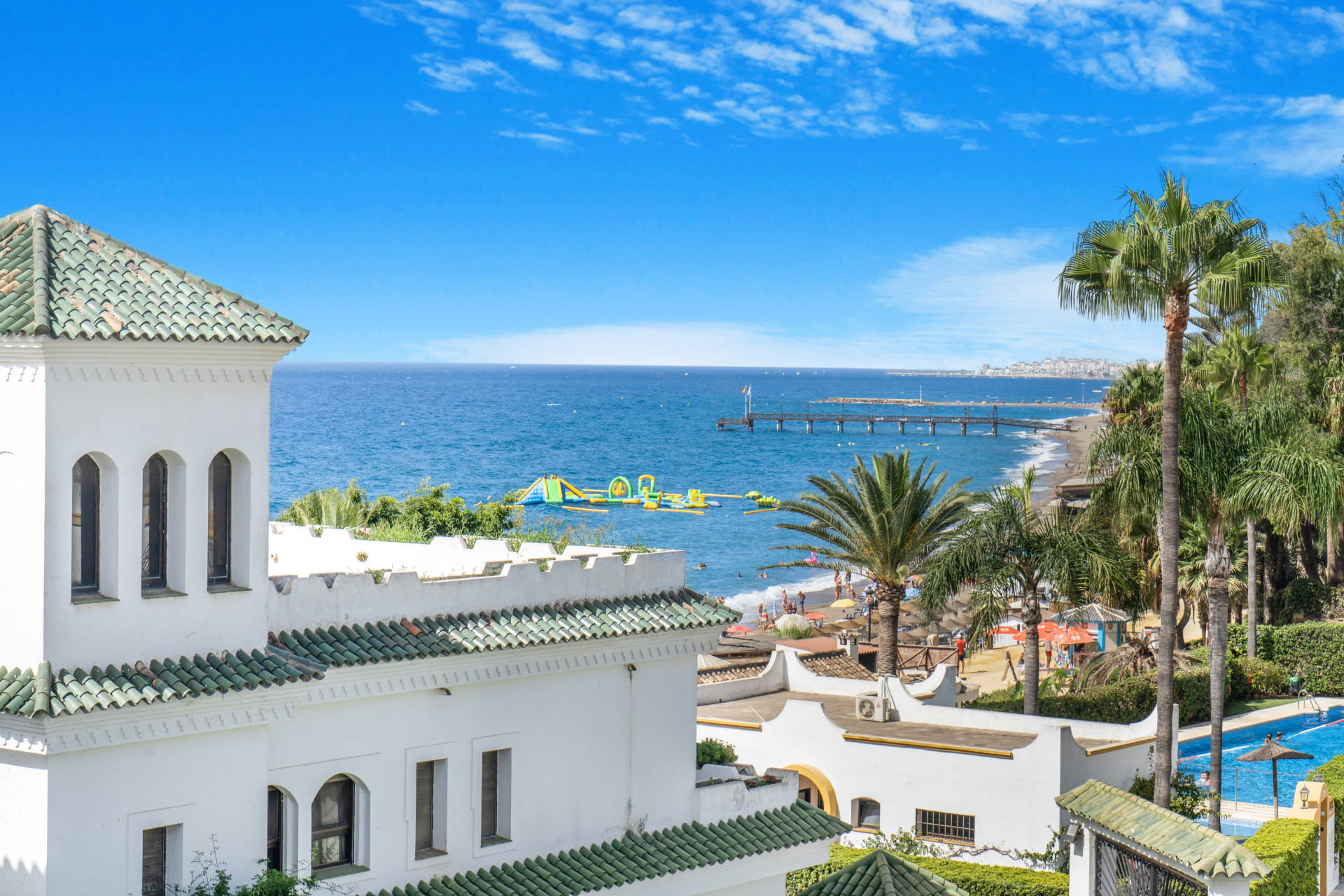 Beautiful frontline beach, four-bedroom end townhouse in the prestigious community of Marbellamar, on Marbella Golden Mile · Photo 26