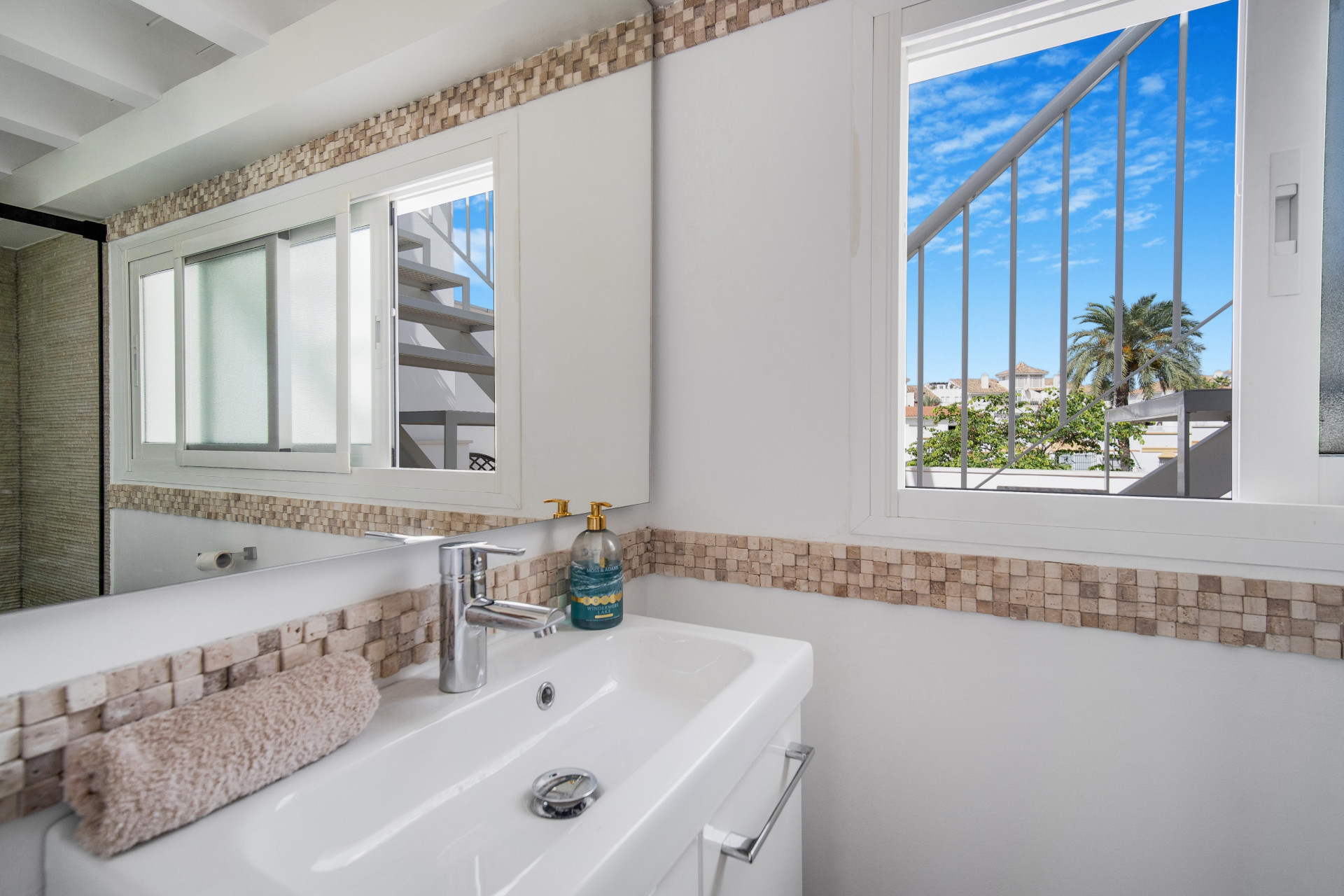 Beautiful frontline beach, four-bedroom end townhouse in the prestigious community of Marbellamar, on Marbella Golden Mile · Photo 31