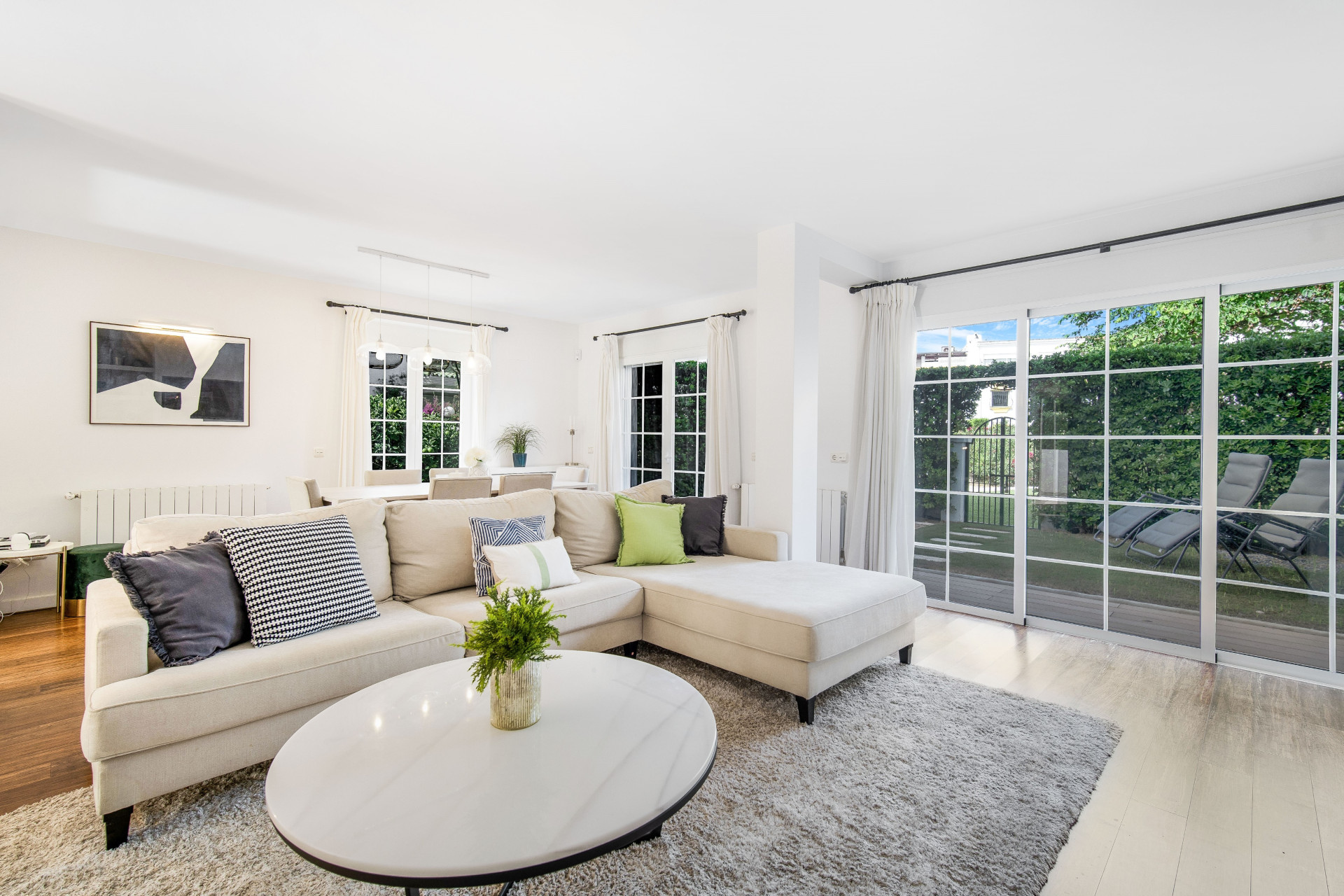 Beautiful frontline beach, four-bedroom end townhouse in the prestigious community of Marbellamar, on Marbella Golden Mile · Photo 13