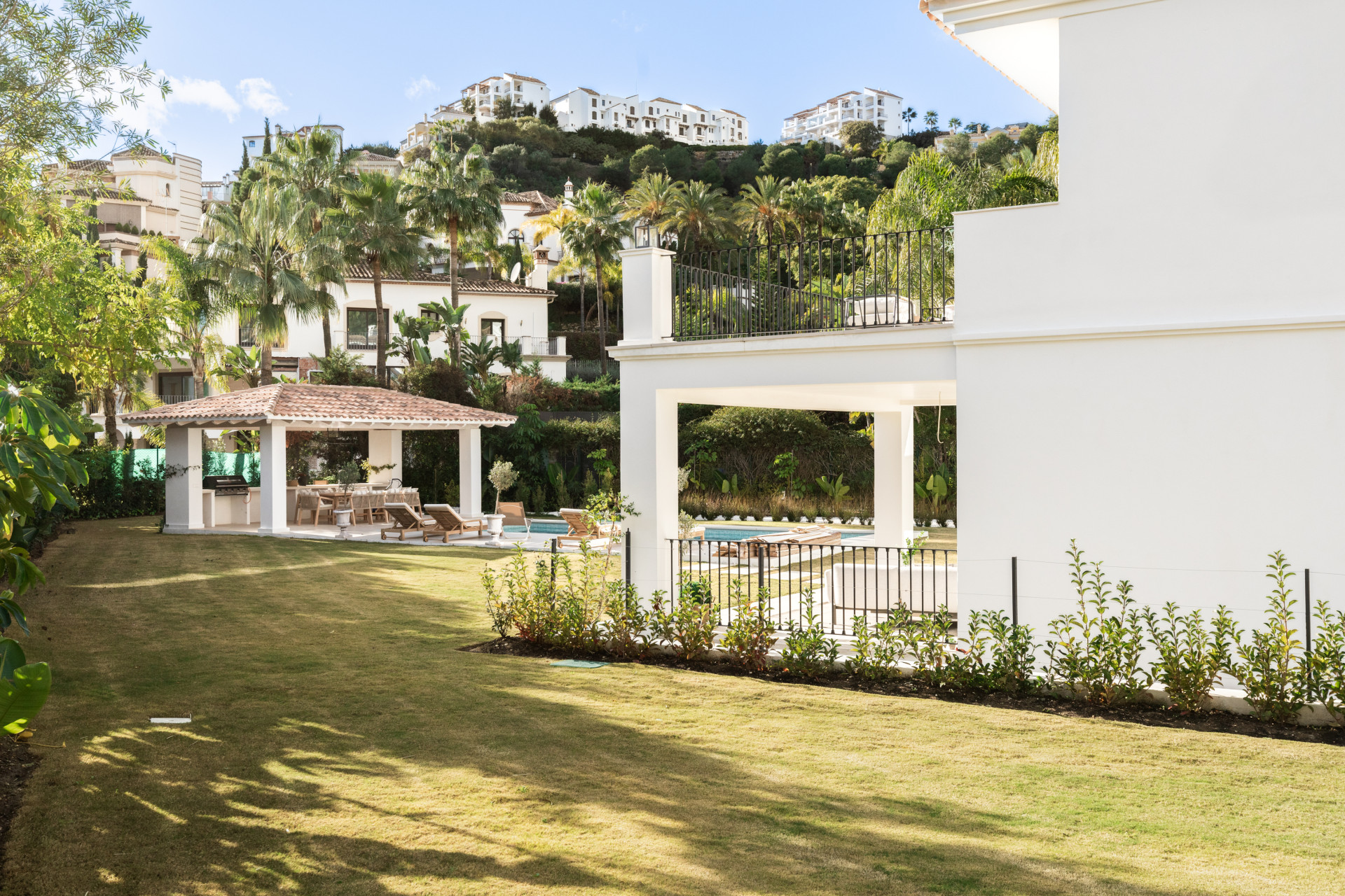 Elegant Contemporary Villa in Los Arqueros, Benahavís · Photo 12