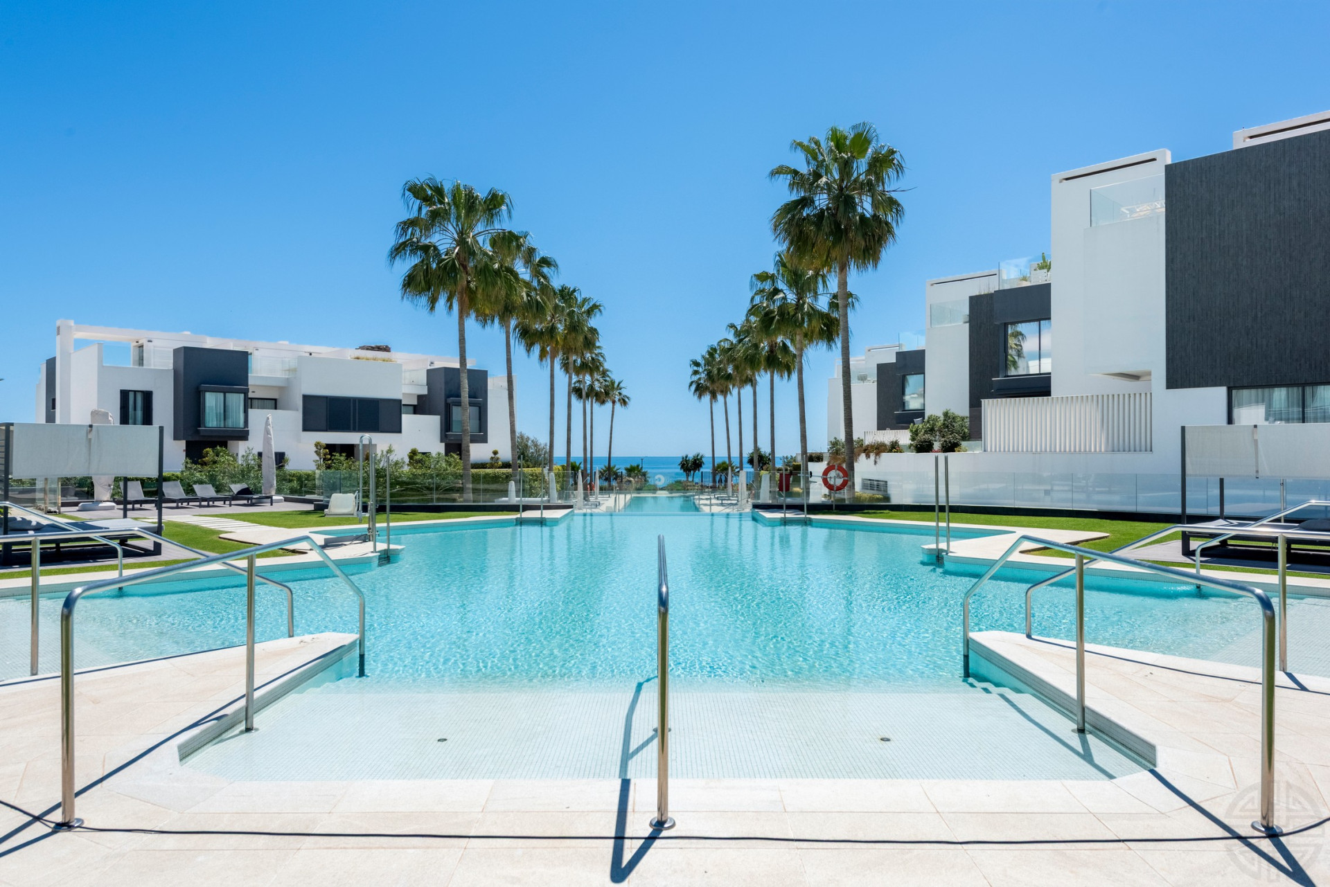 THE ISLAND, Estepona — Distinguished New-Build Residence with Sea & Mountain Views · Photo 26