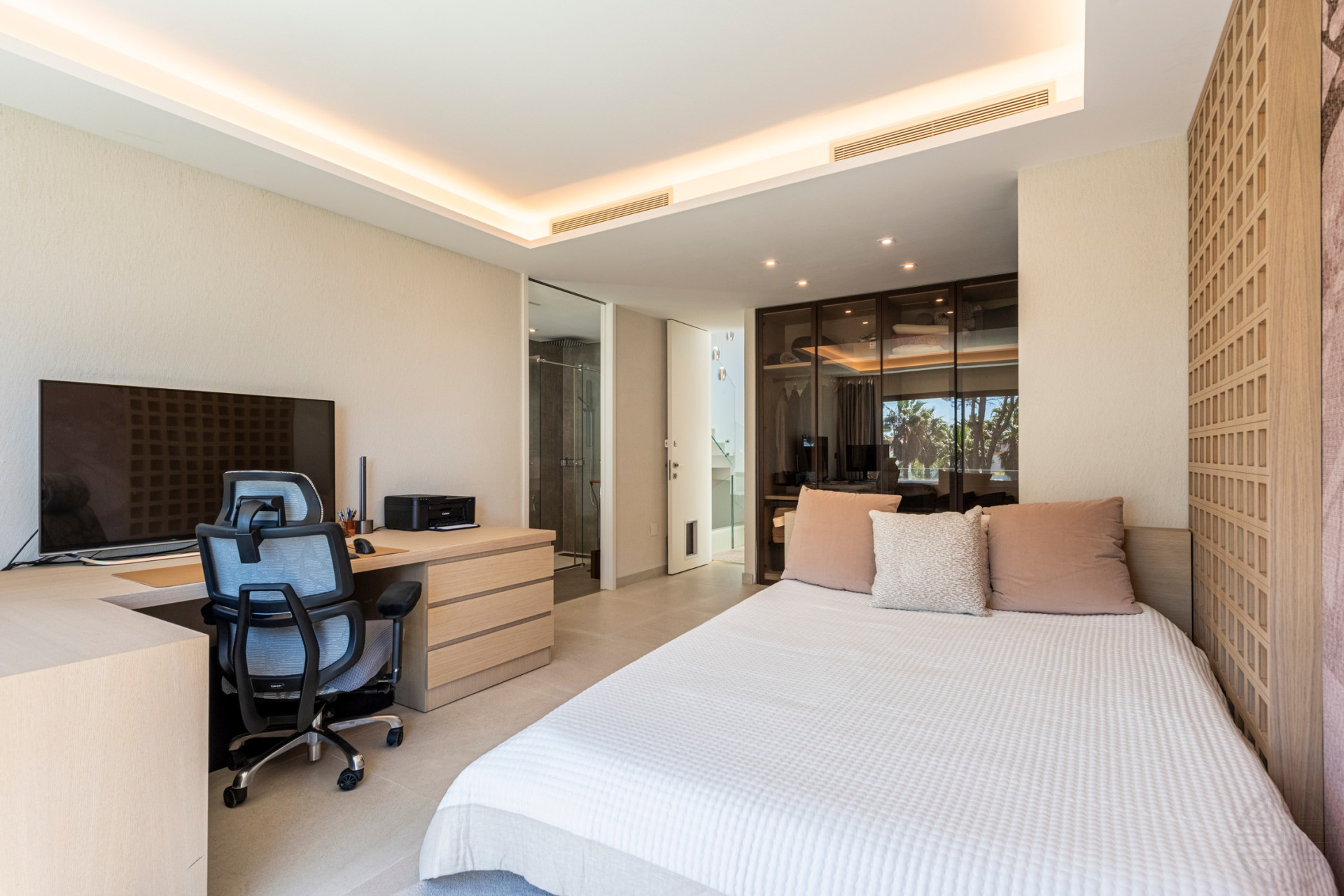 THE ISLAND, Estepona — Distinguished New-Build Residence with Sea & Mountain Views · Photo 17