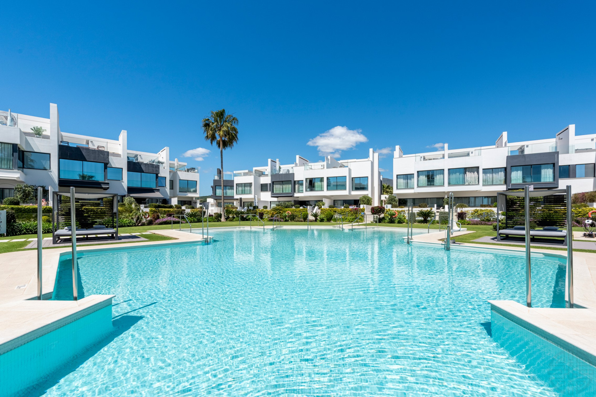 THE ISLAND, Estepona — Distinguished New-Build Residence with Sea & Mountain Views · Photo 27