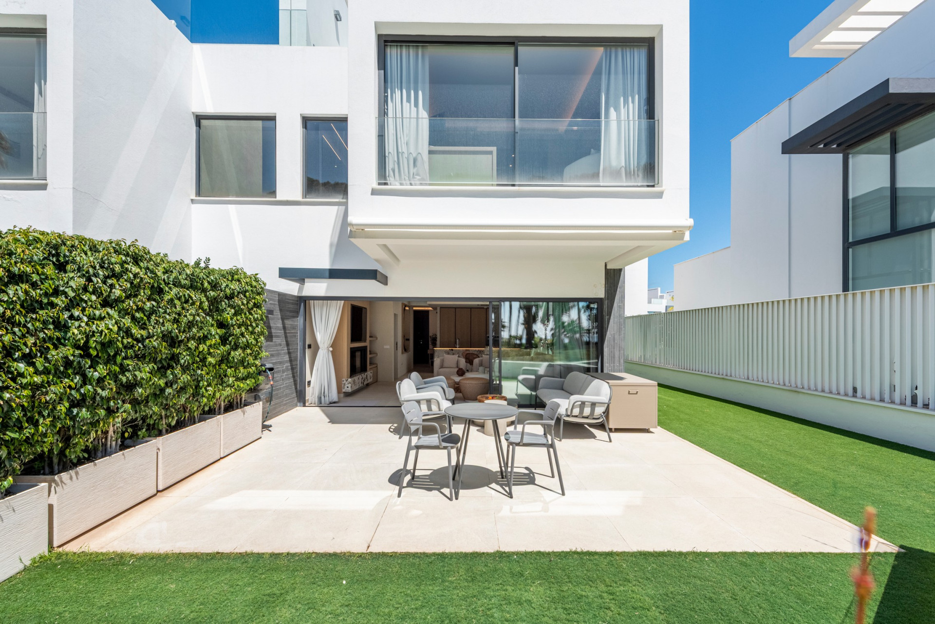 THE ISLAND, Estepona — Distinguished New-Build Residence with Sea & Mountain Views · Photo 9