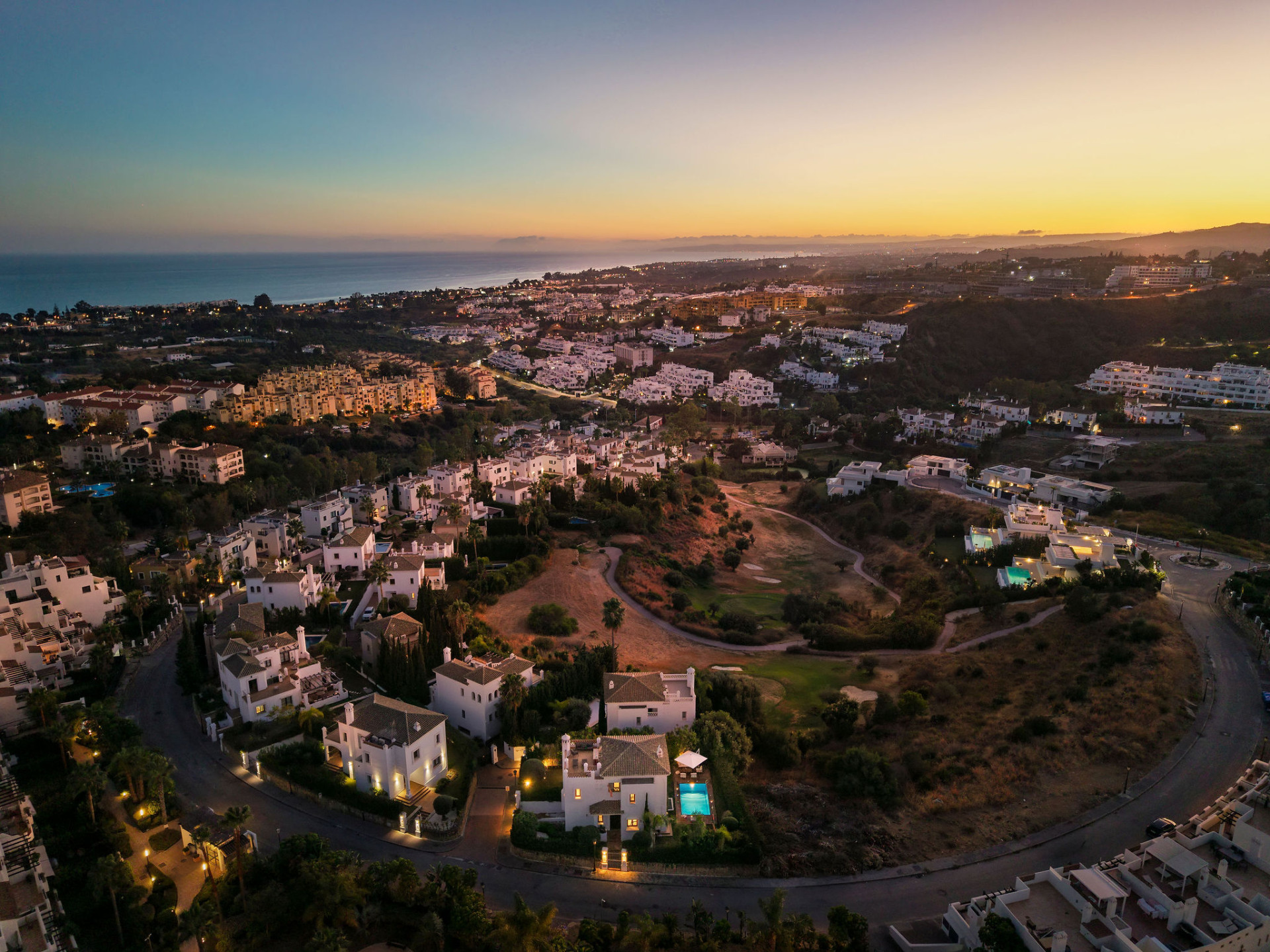 Renovated 4-Bedroom Villa with Sea Views, Private Pool and Mediterranean Garden in Estepona · Photo 37
