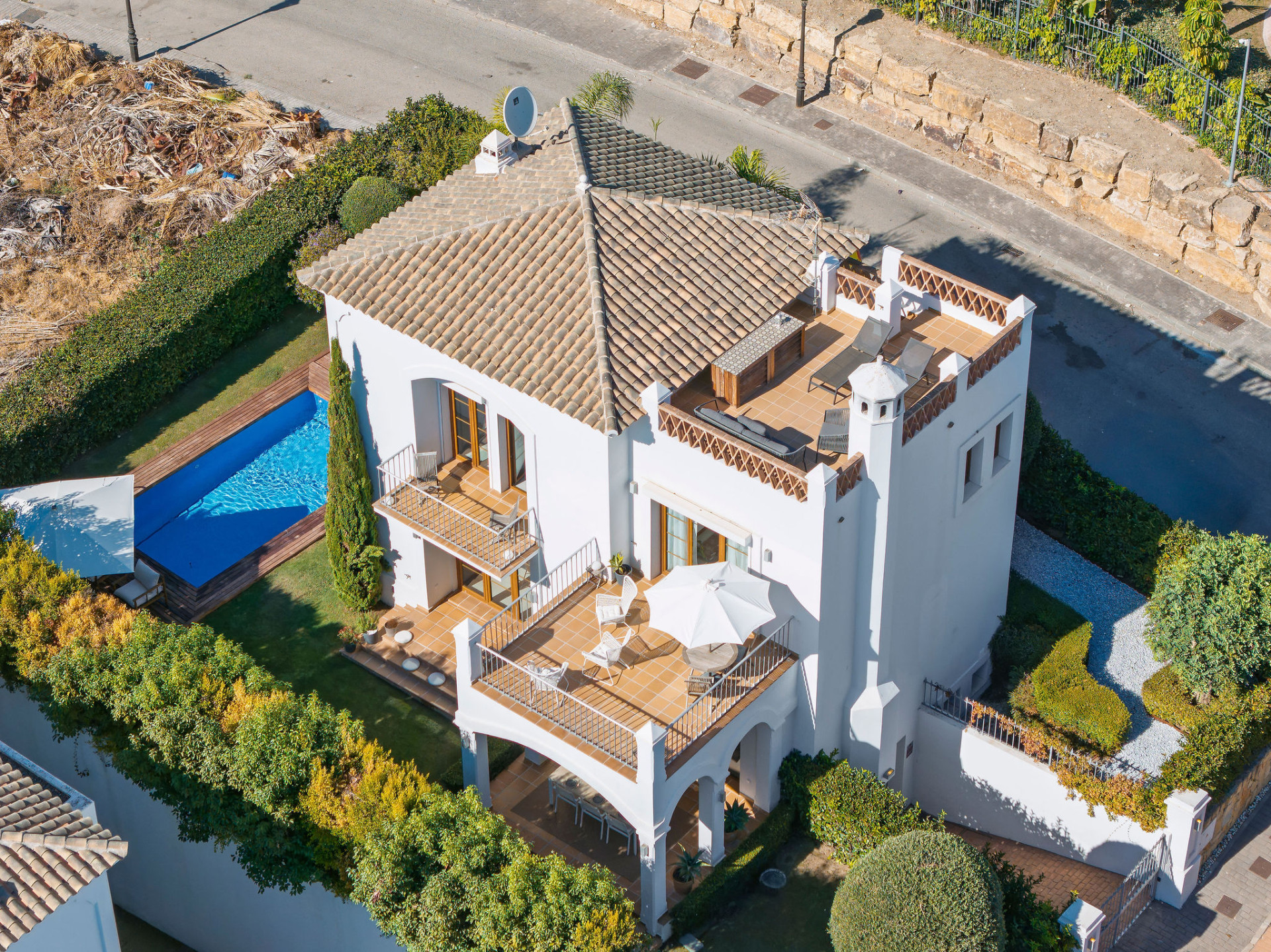 Renovated 4-Bedroom Villa with Sea Views, Private Pool and Mediterranean Garden in Estepona · Photo 27