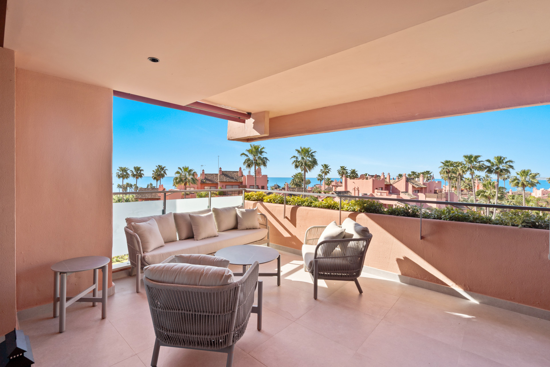 Sea View Luxury Penthouse - Newly Renovated on the Beach Side New Golden Mile · Photo 9