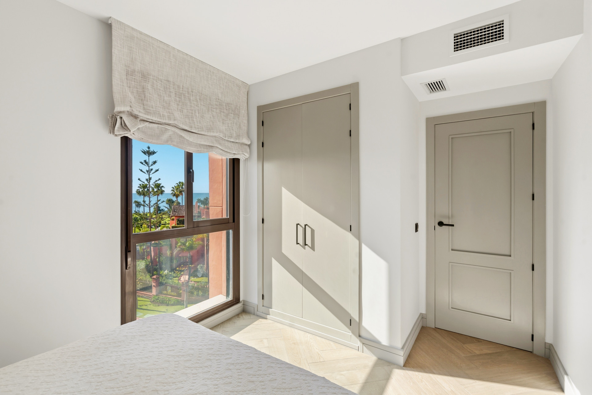 Sea View Luxury Penthouse - Newly Renovated on the Beach Side New Golden Mile · Photo 12