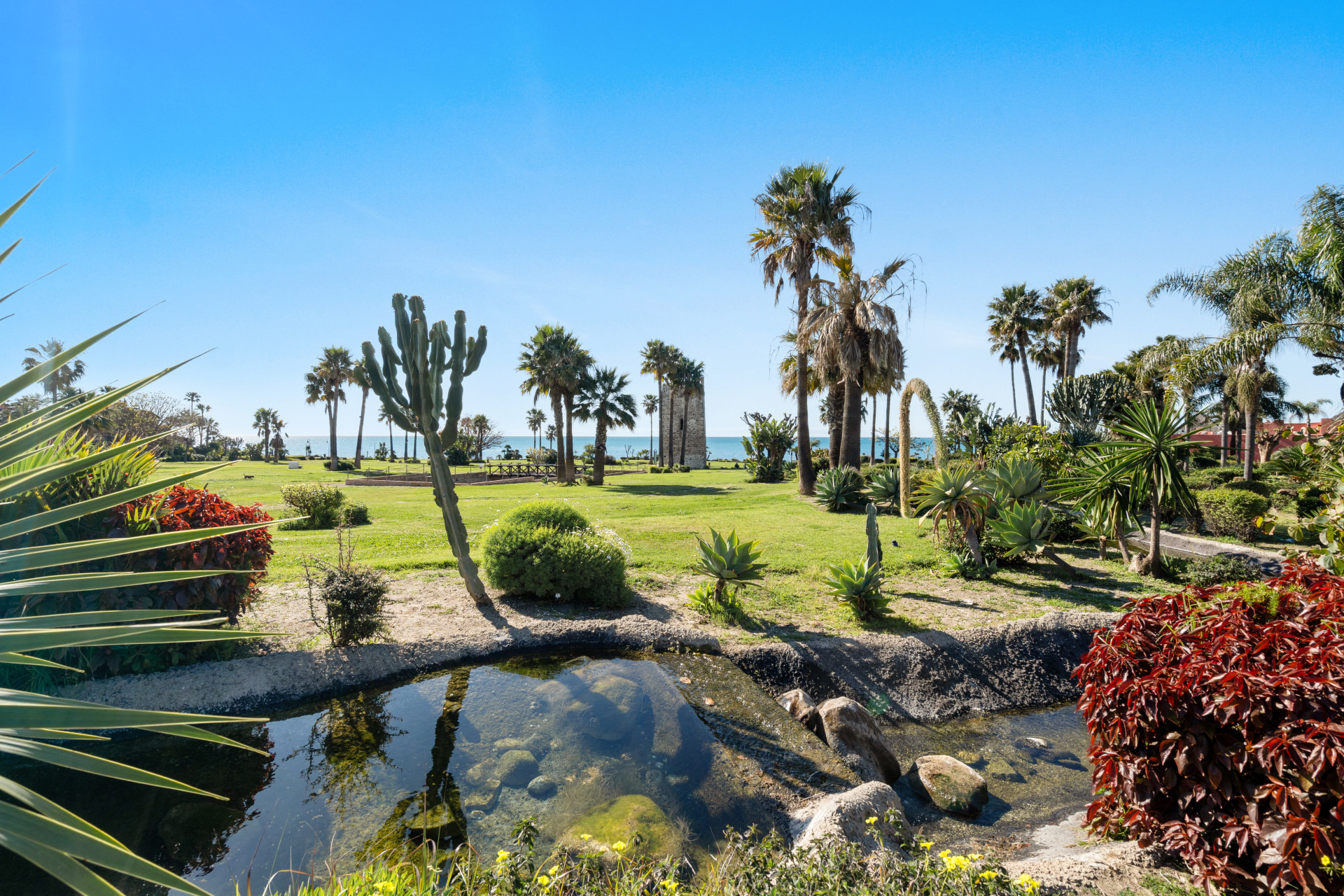 Sea View Luxury Penthouse - Newly Renovated on the Beach Side New Golden Mile · Photo 24