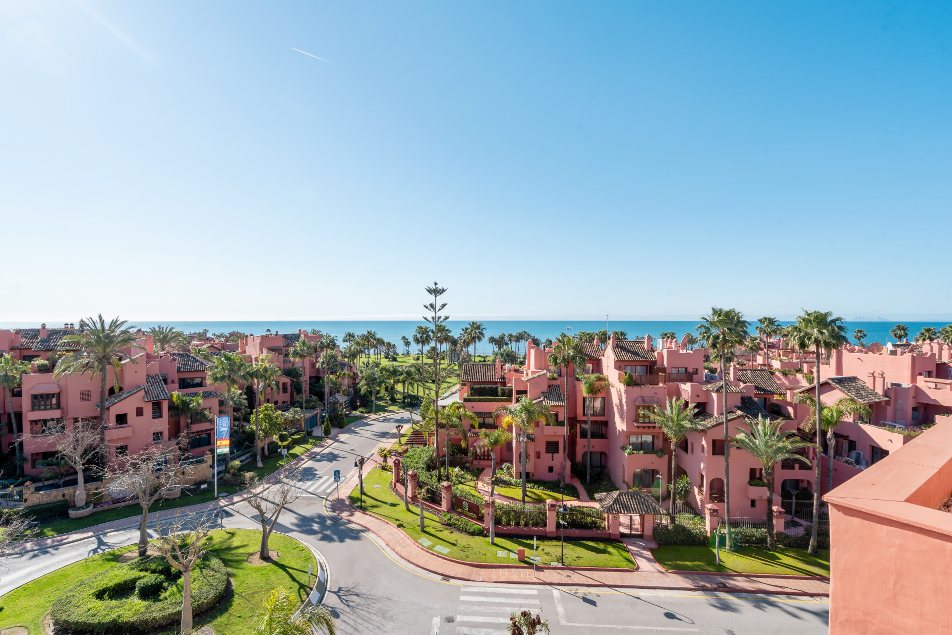 Sea View Luxury Penthouse - Newly Renovated on the Beach Side New Golden Mile · Photo 20