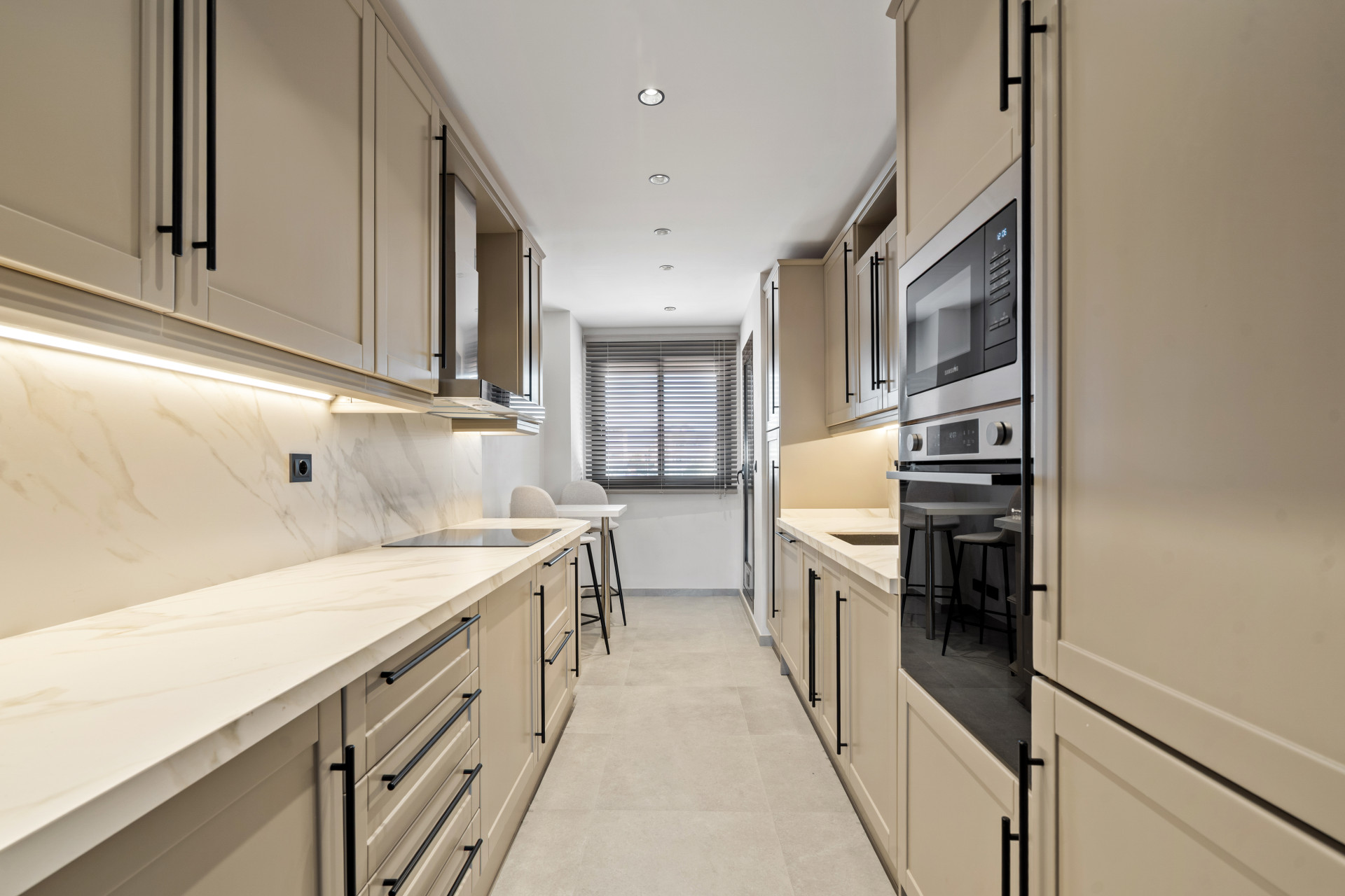 Sea View Luxury Penthouse - Newly Renovated on the Beach Side New Golden Mile · Photo 10