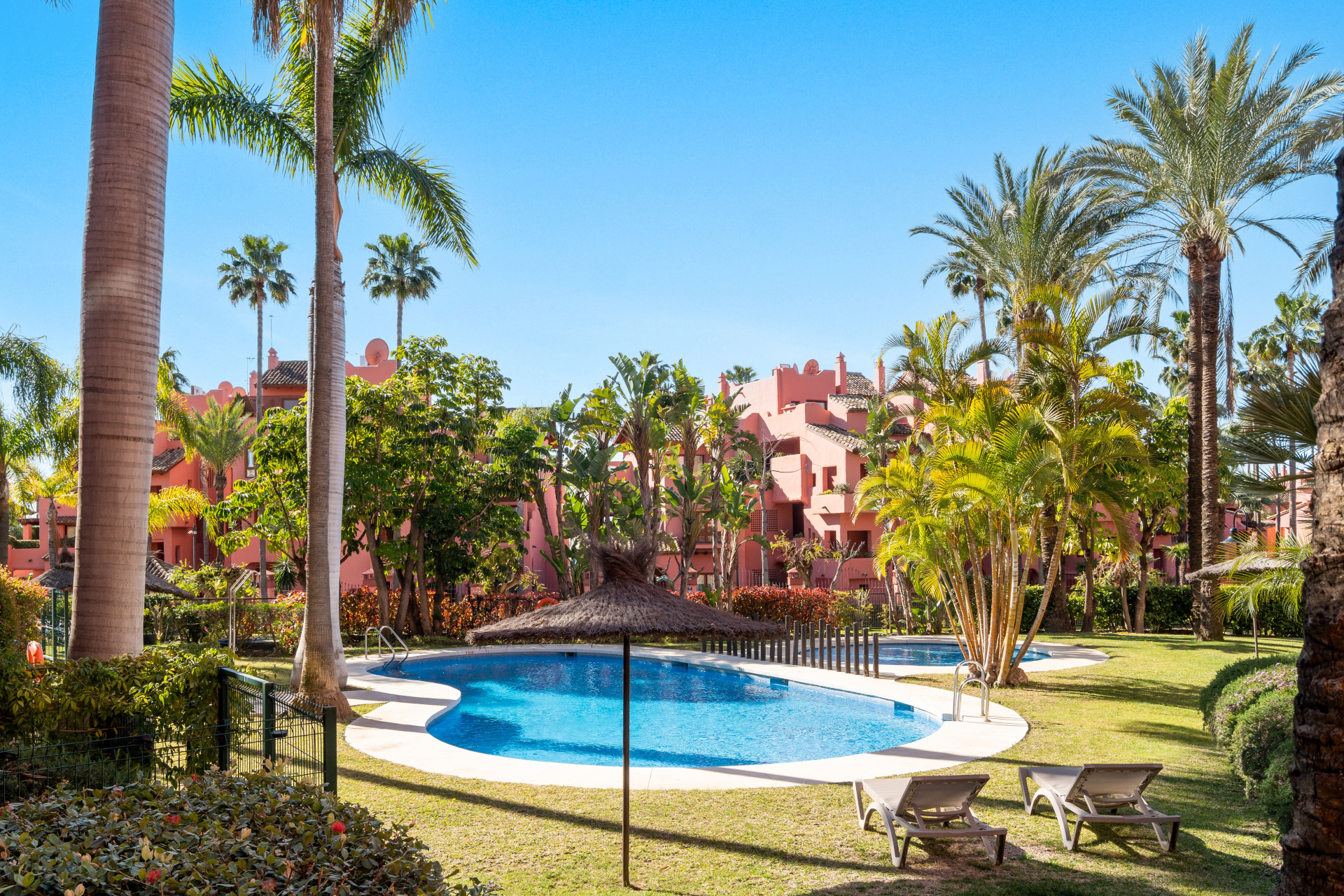 Sea View Luxury Penthouse - Newly Renovated on the Beach Side New Golden Mile · Photo 25