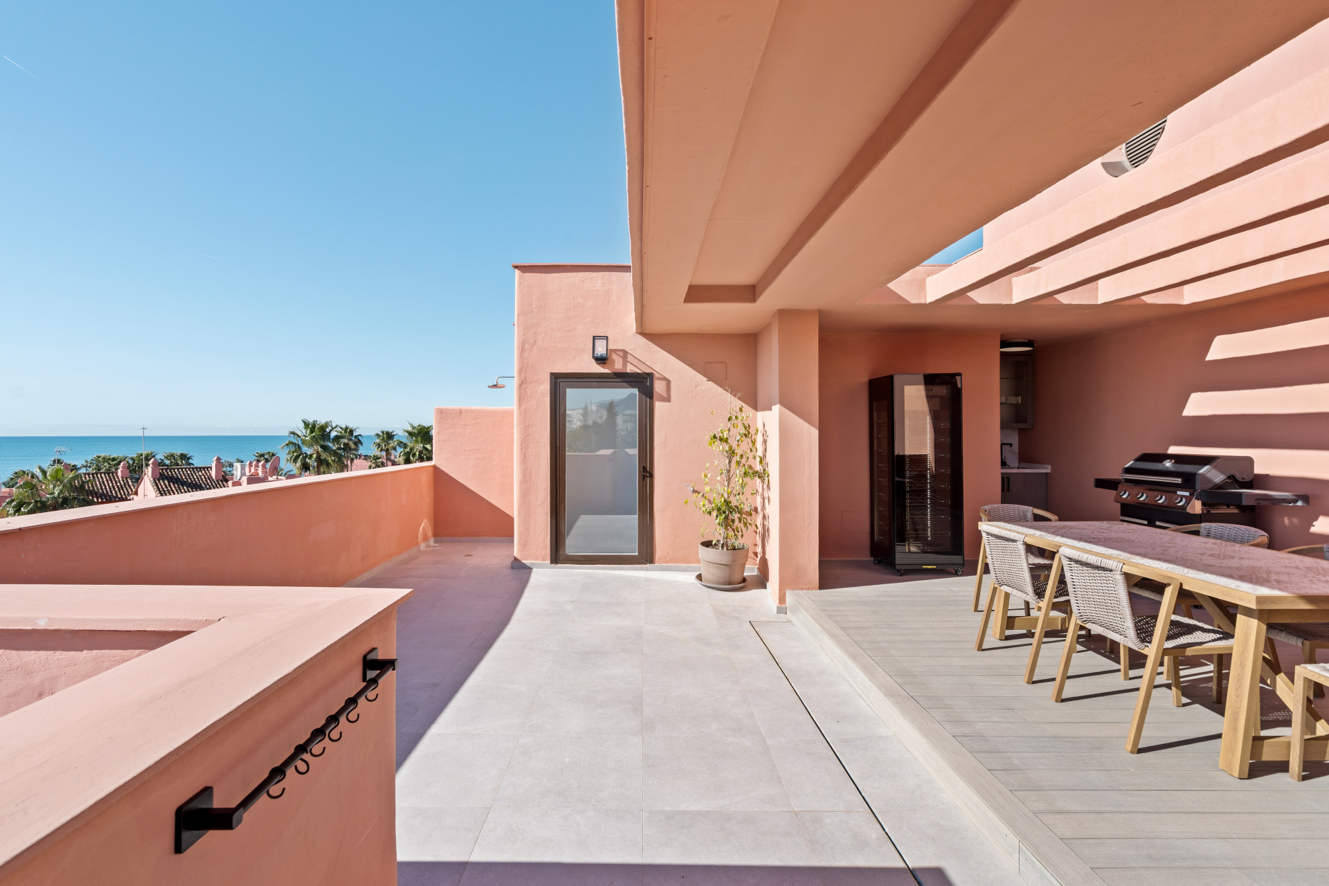 Sea View Luxury Penthouse - Newly Renovated on the Beach Side New Golden Mile · Photo 17