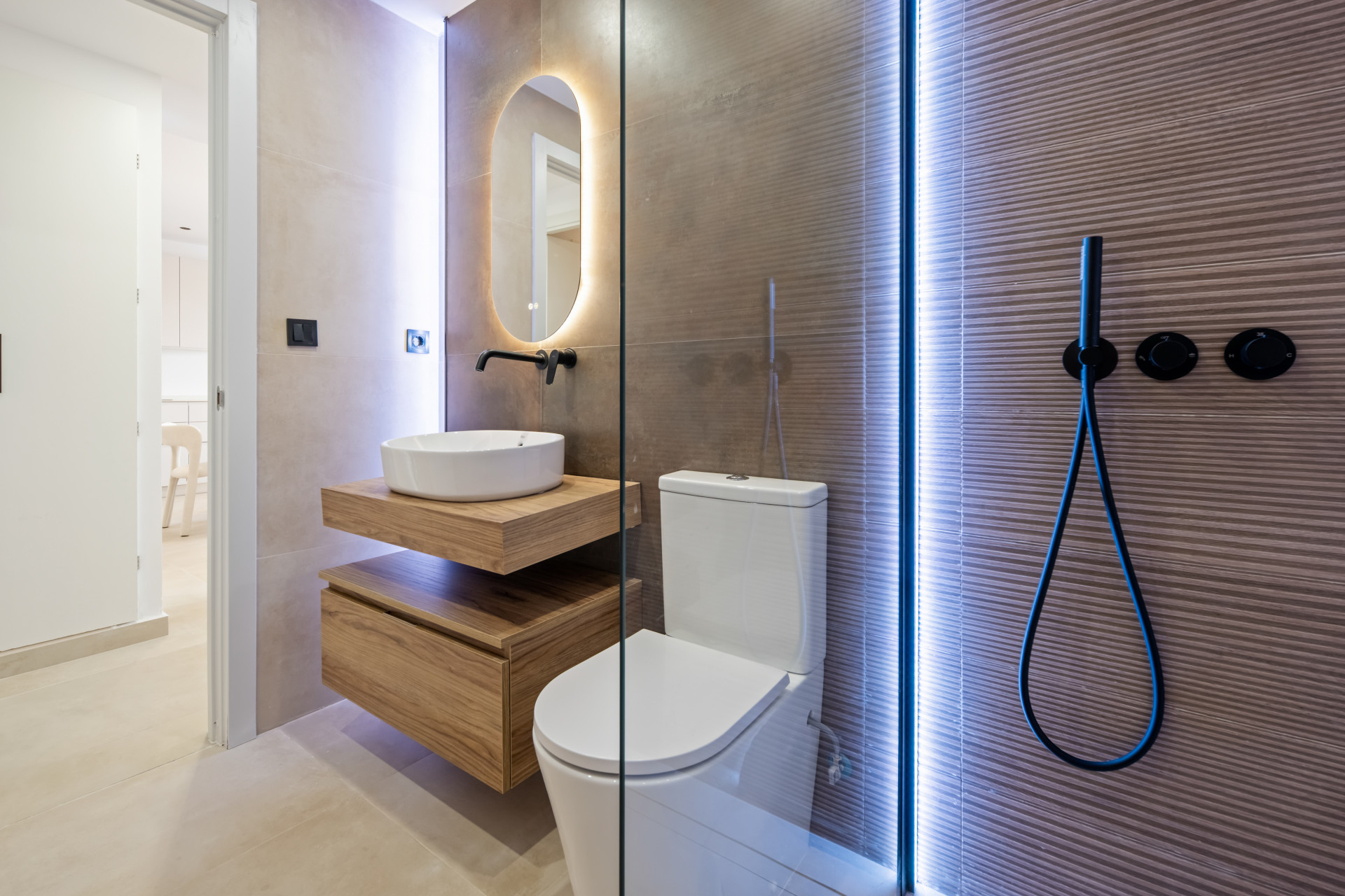 Fully Renovated Three-Bedroom Apartment in the Heart of Nueva Andalucía, Aloha. · Photo 11