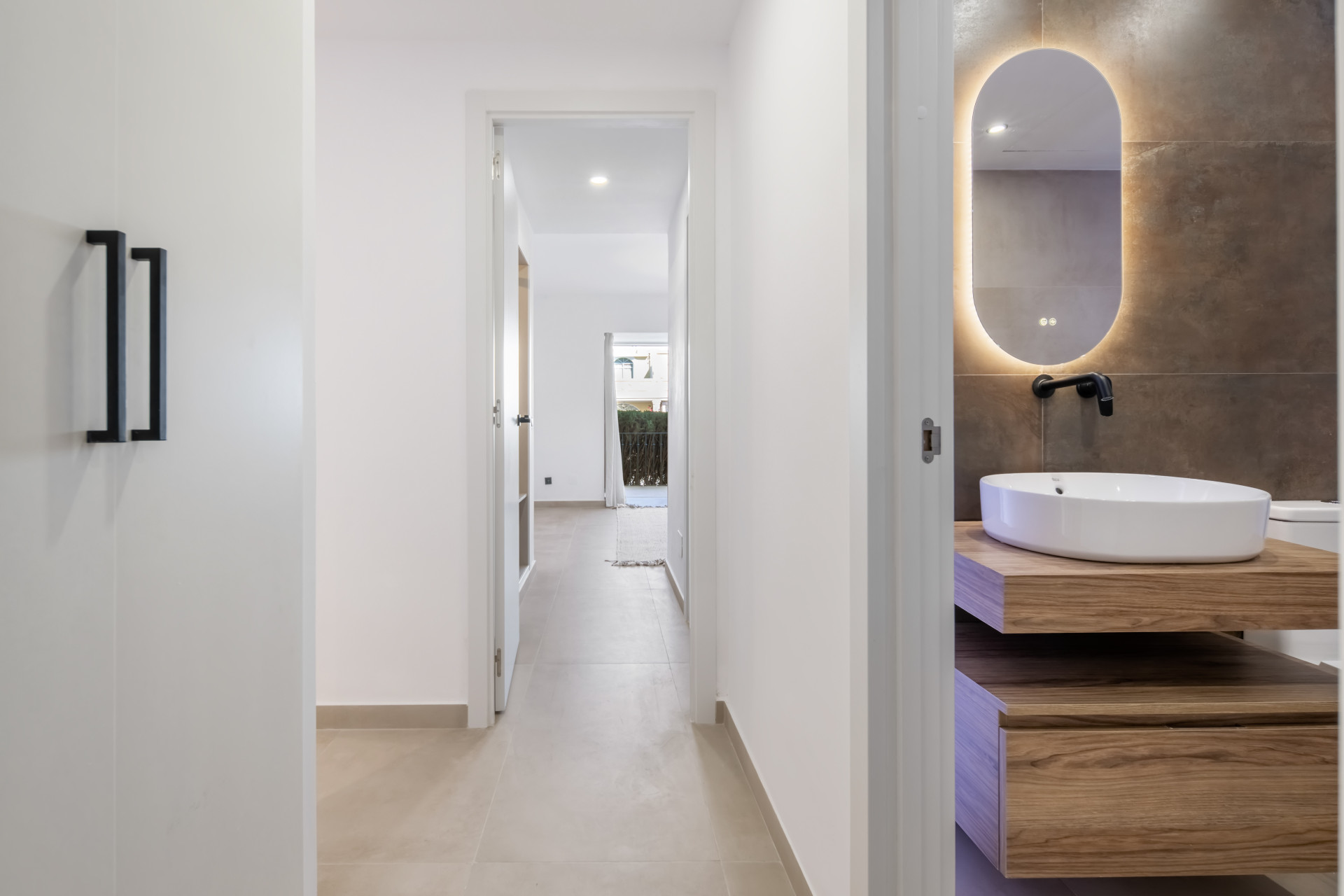 Fully Renovated Three-Bedroom Apartment in the Heart of Nueva Andalucía, Aloha. · Photo 15