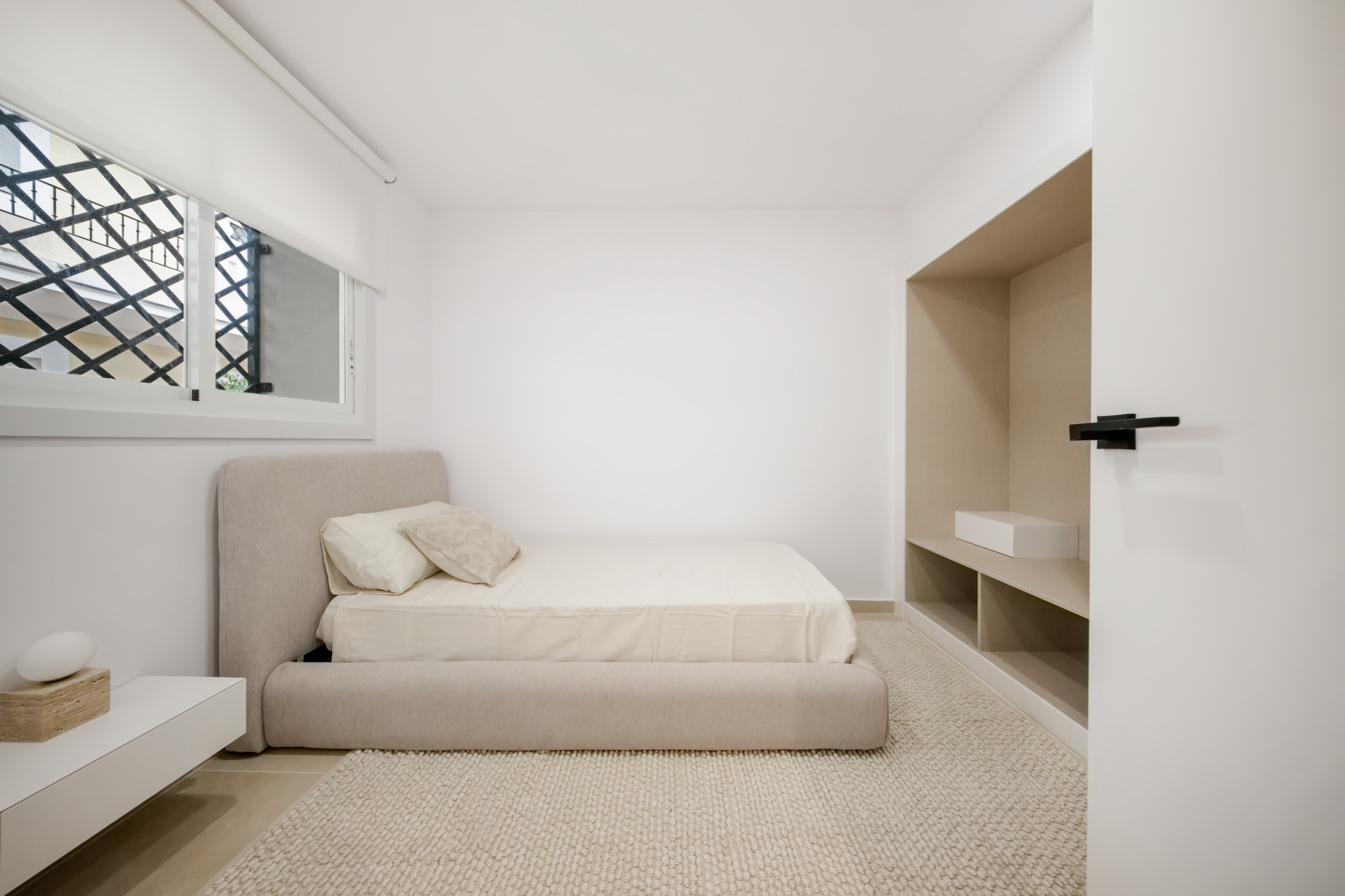 Fully Renovated Three-Bedroom Apartment in the Heart of Nueva Andalucía, Aloha. · Photo 16