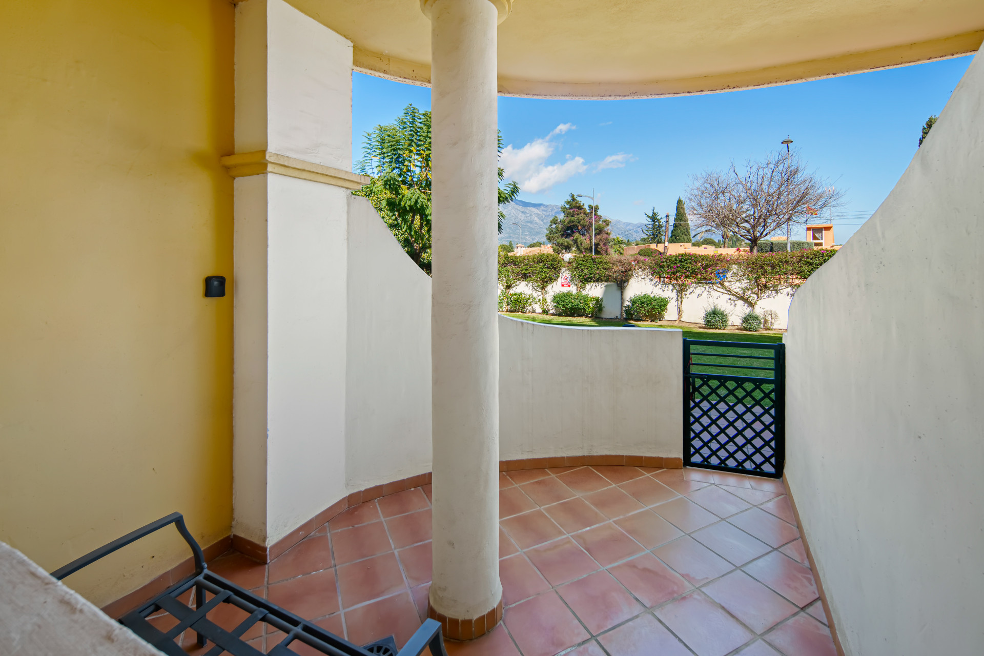 Charming Two-Bedroom Duplex near Puerto Banús – Terrace, Sea Views & Rental License · Photo 19