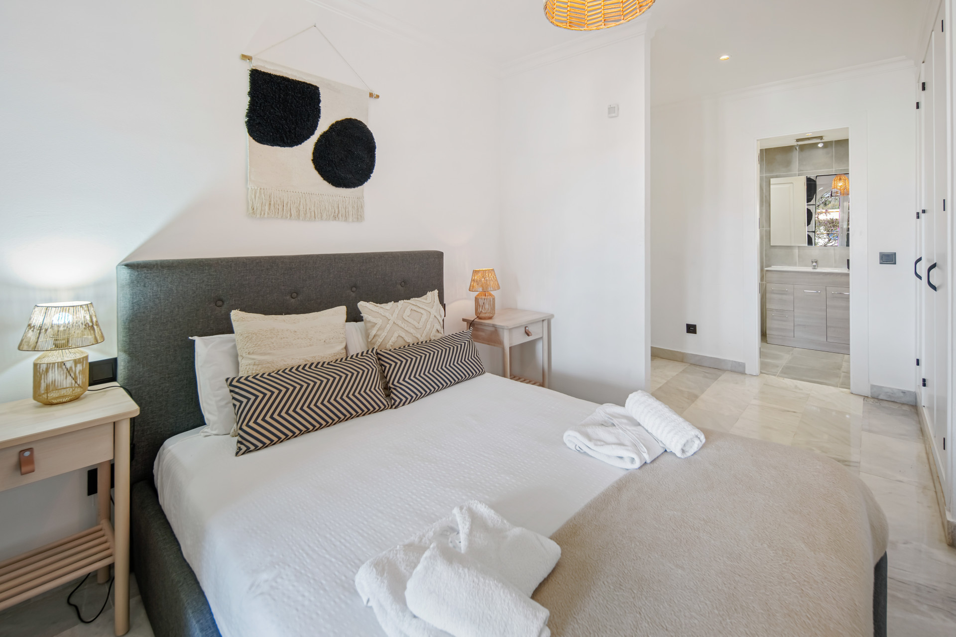 Charming Two-Bedroom Duplex near Puerto Banús – Terrace, Sea Views & Rental License · Photo 18