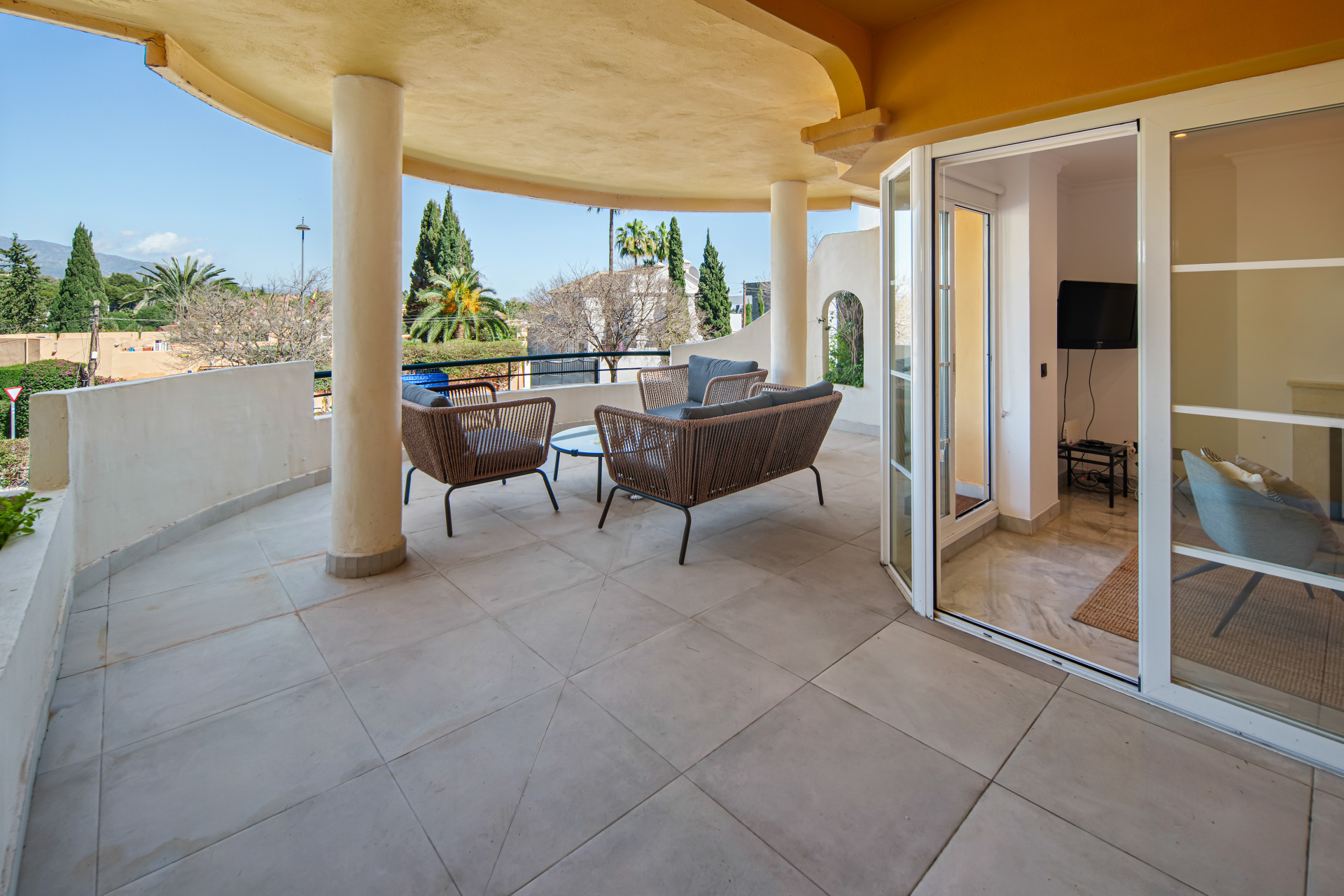 Charming Two-Bedroom Duplex near Puerto Banús – Terrace, Sea Views & Rental License · Photo 23