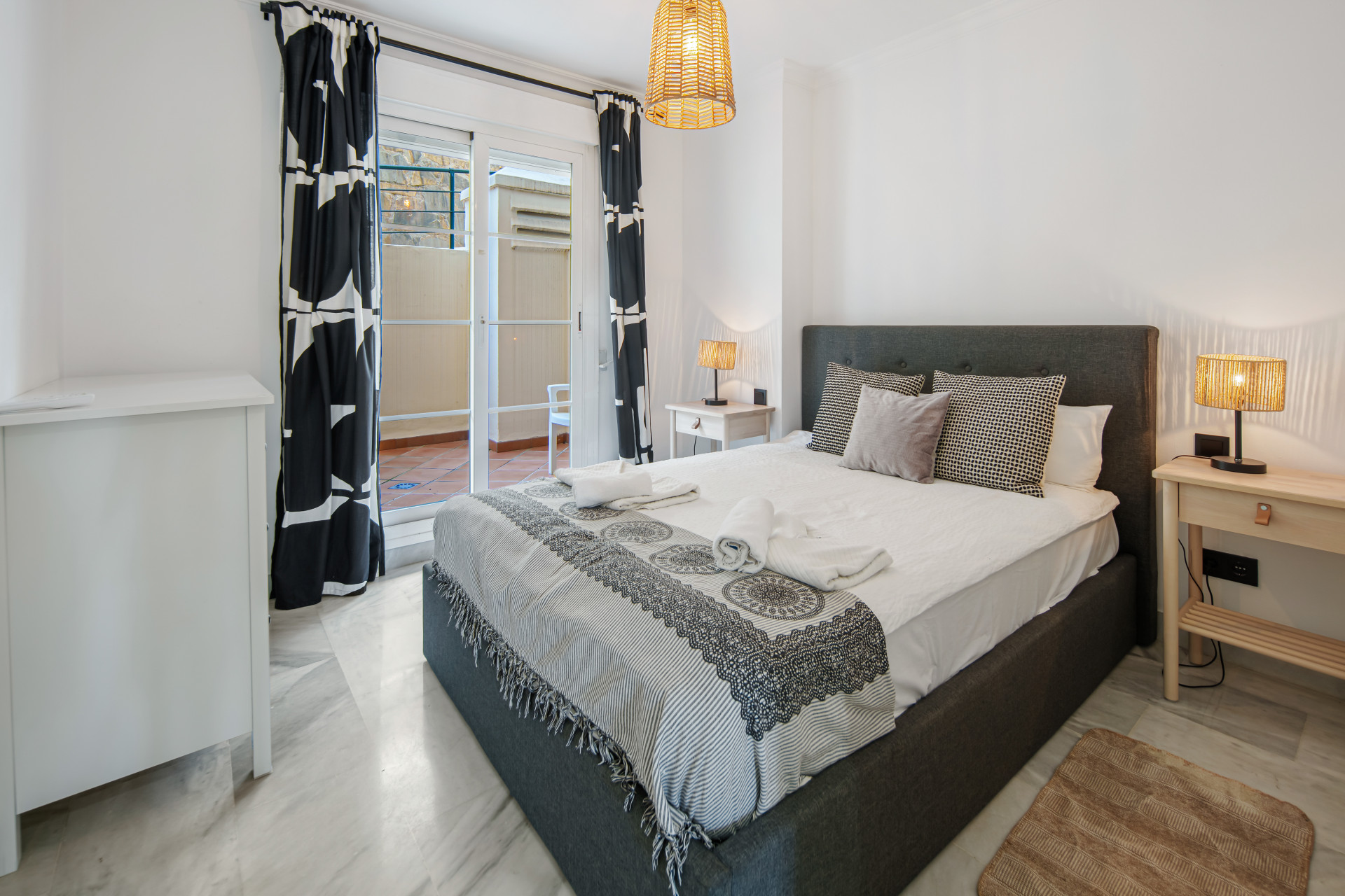 Charming Two-Bedroom Duplex near Puerto Banús – Terrace, Sea Views & Rental License · Photo 12