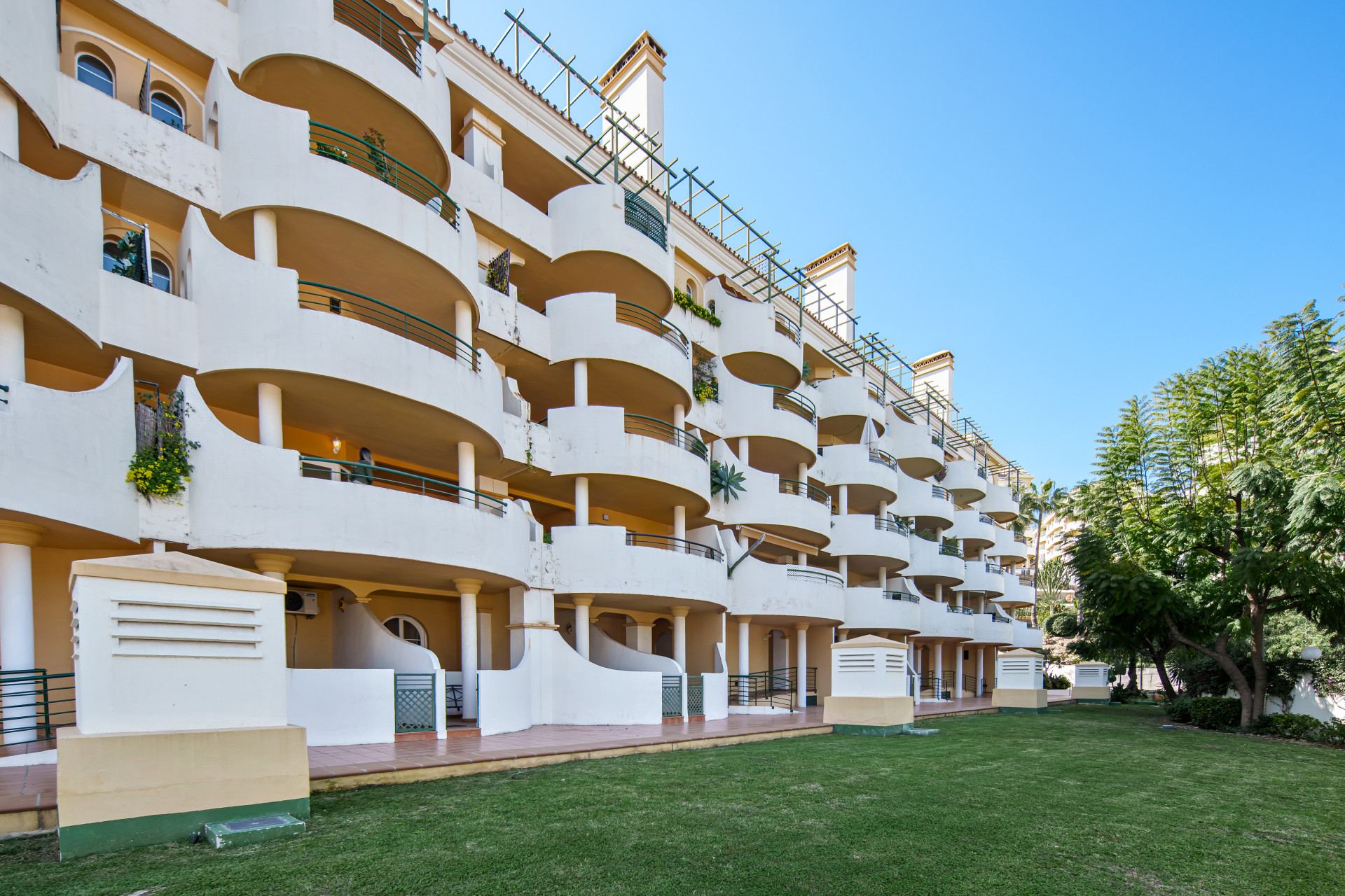 Charming Two-Bedroom Duplex near Puerto Banús – Terrace, Sea Views & Rental License · Photo 21