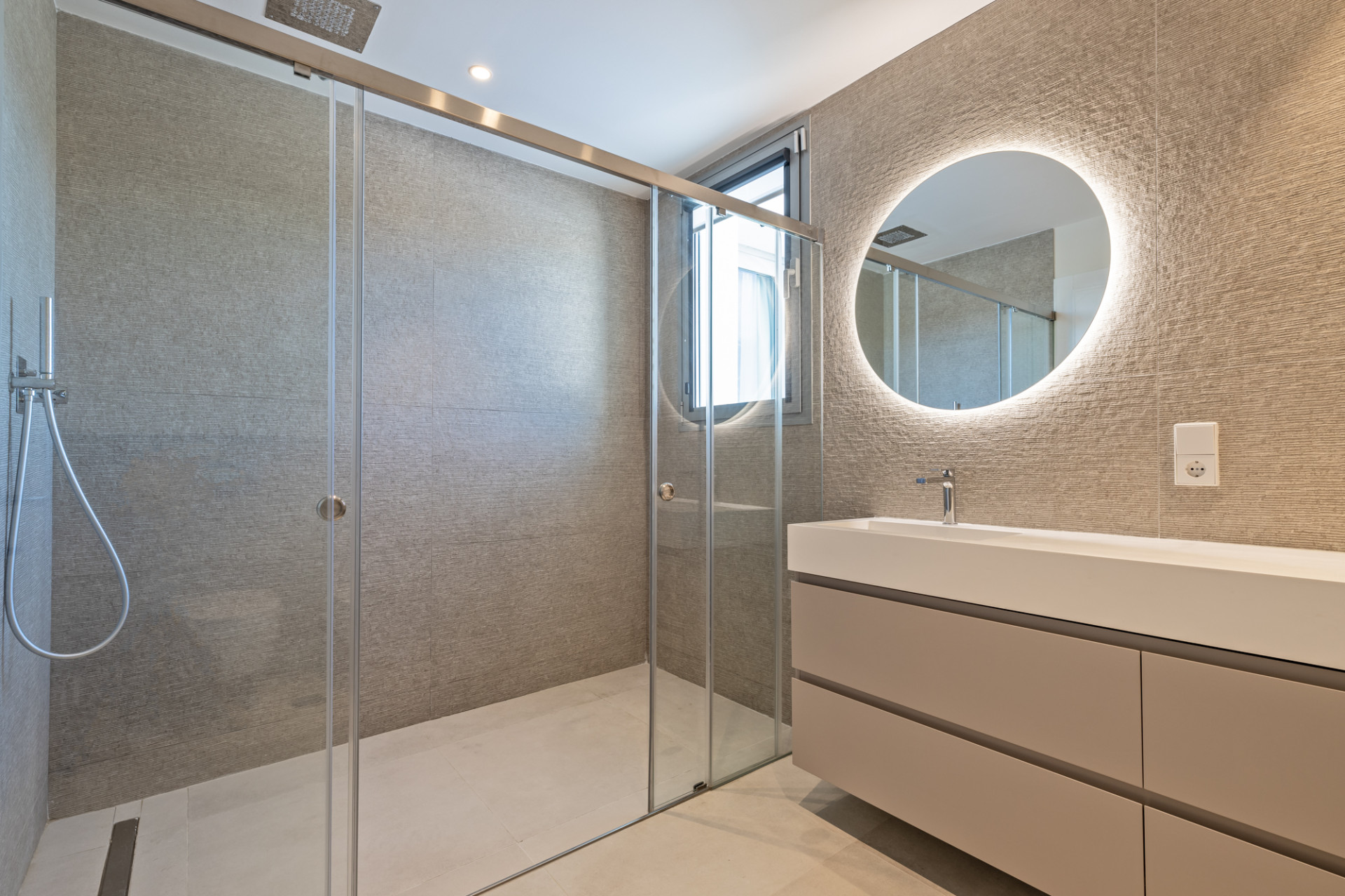 Luxury Corner Villa in Treetops, San Pedro de Alcántara – Private Garden, Jacuzzi & Panoramic Valley Views · Photo 13