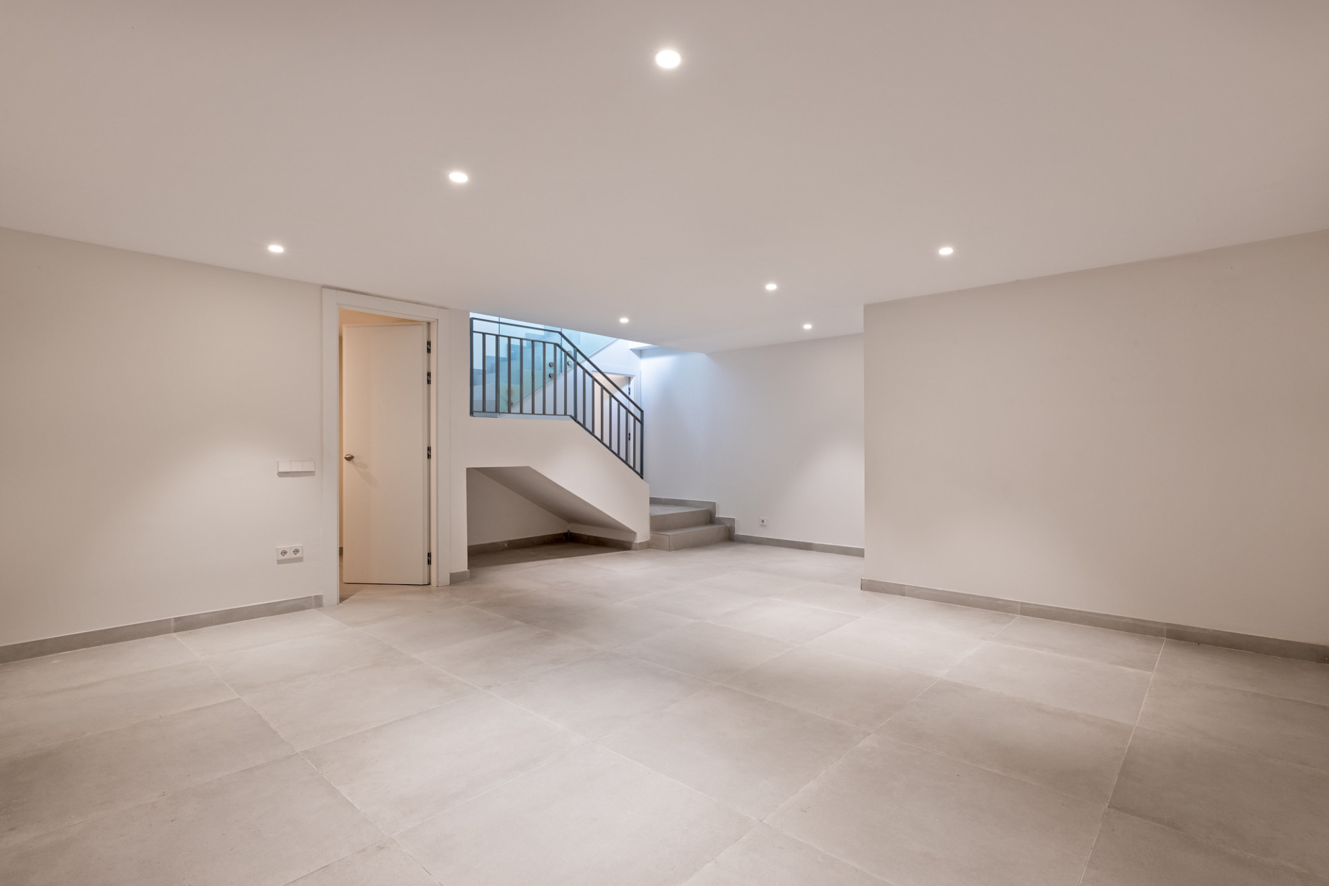 Luxury Corner Villa in Treetops, San Pedro de Alcántara – Private Garden, Jacuzzi & Panoramic Valley Views · Photo 11