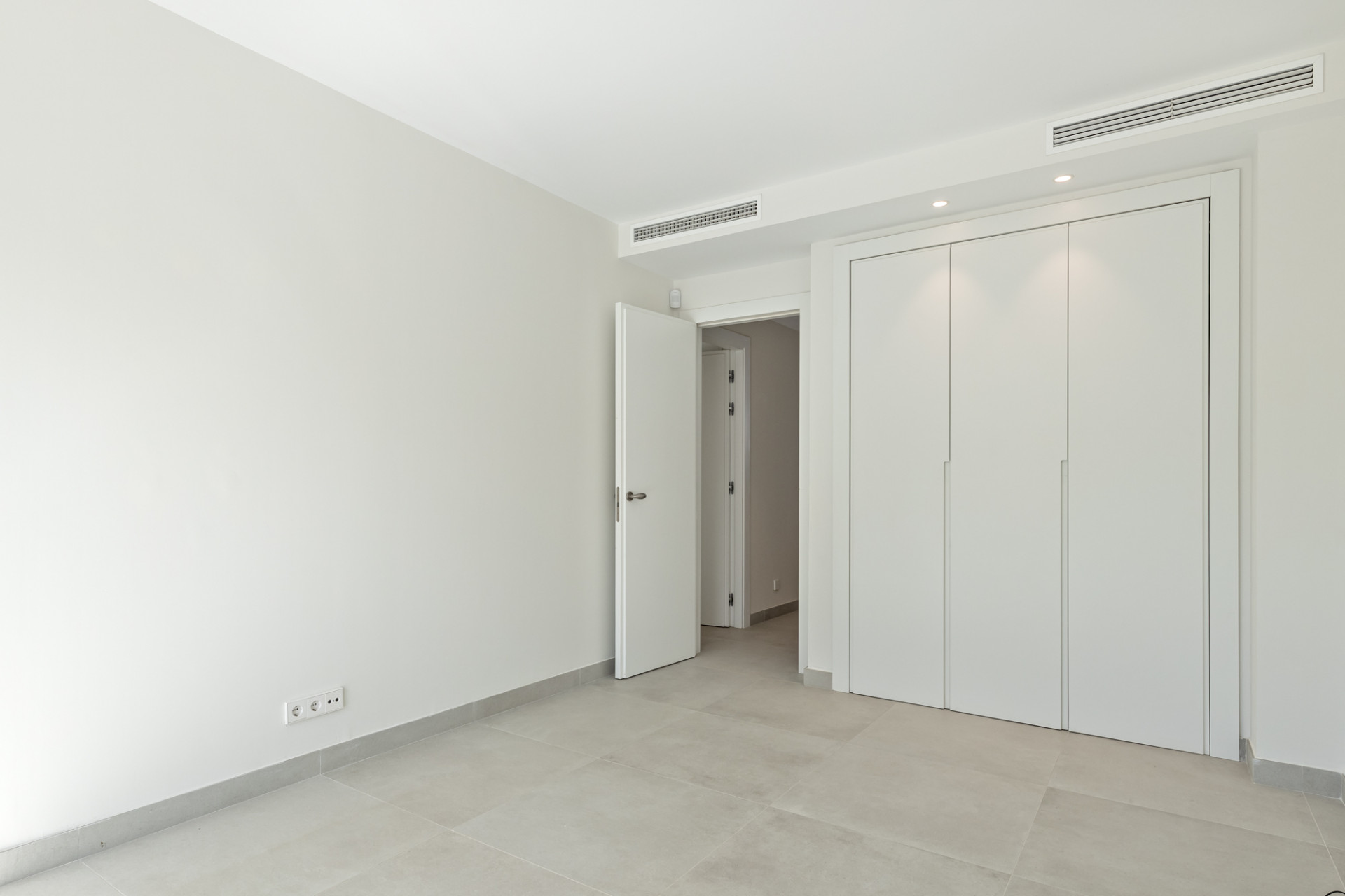 Luxury Corner Villa in Treetops, San Pedro de Alcántara – Private Garden, Jacuzzi & Panoramic Valley Views · Photo 8