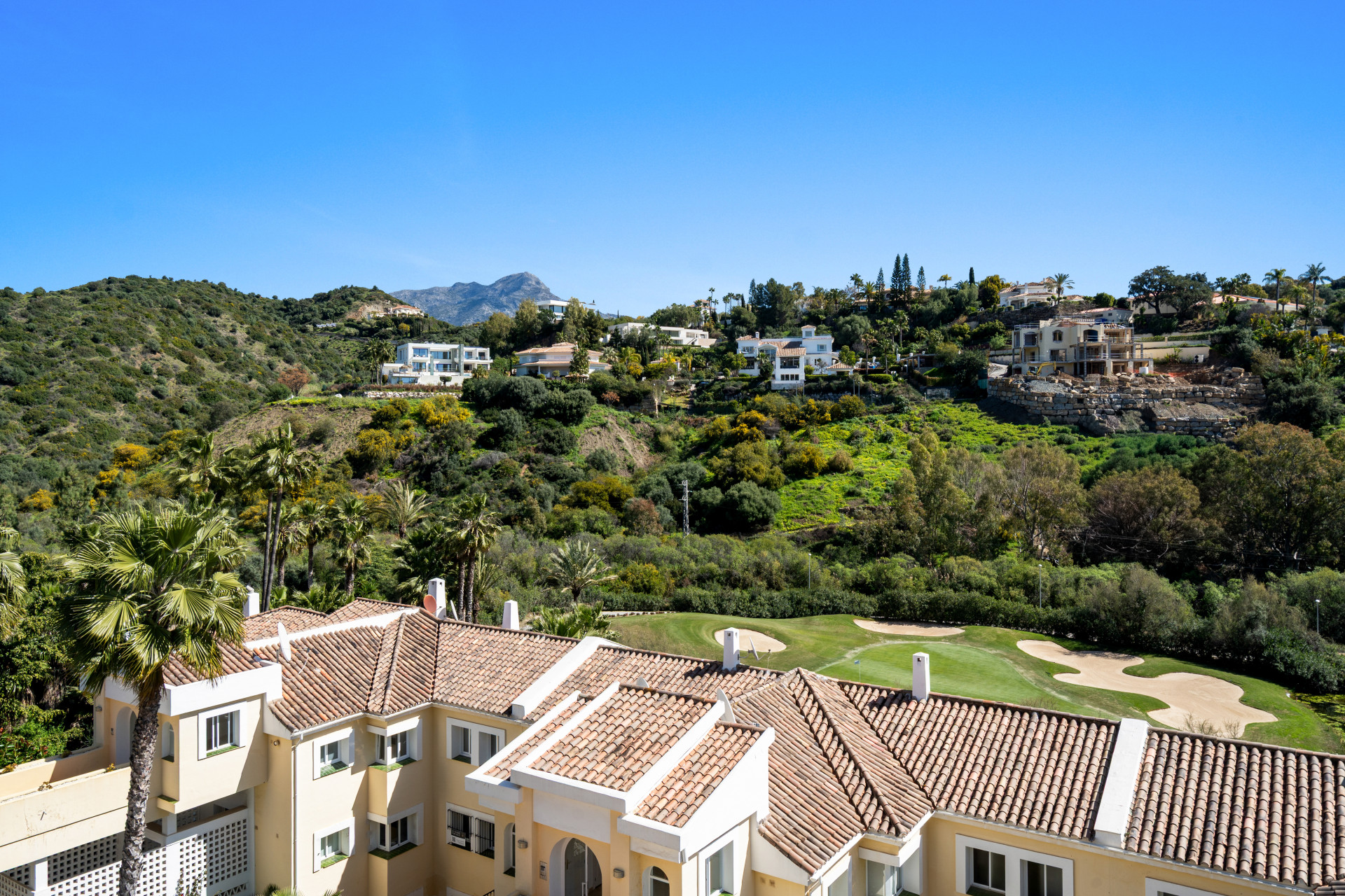 fully renovated penthouse in Los Arcos de La Quinta · Photo 21