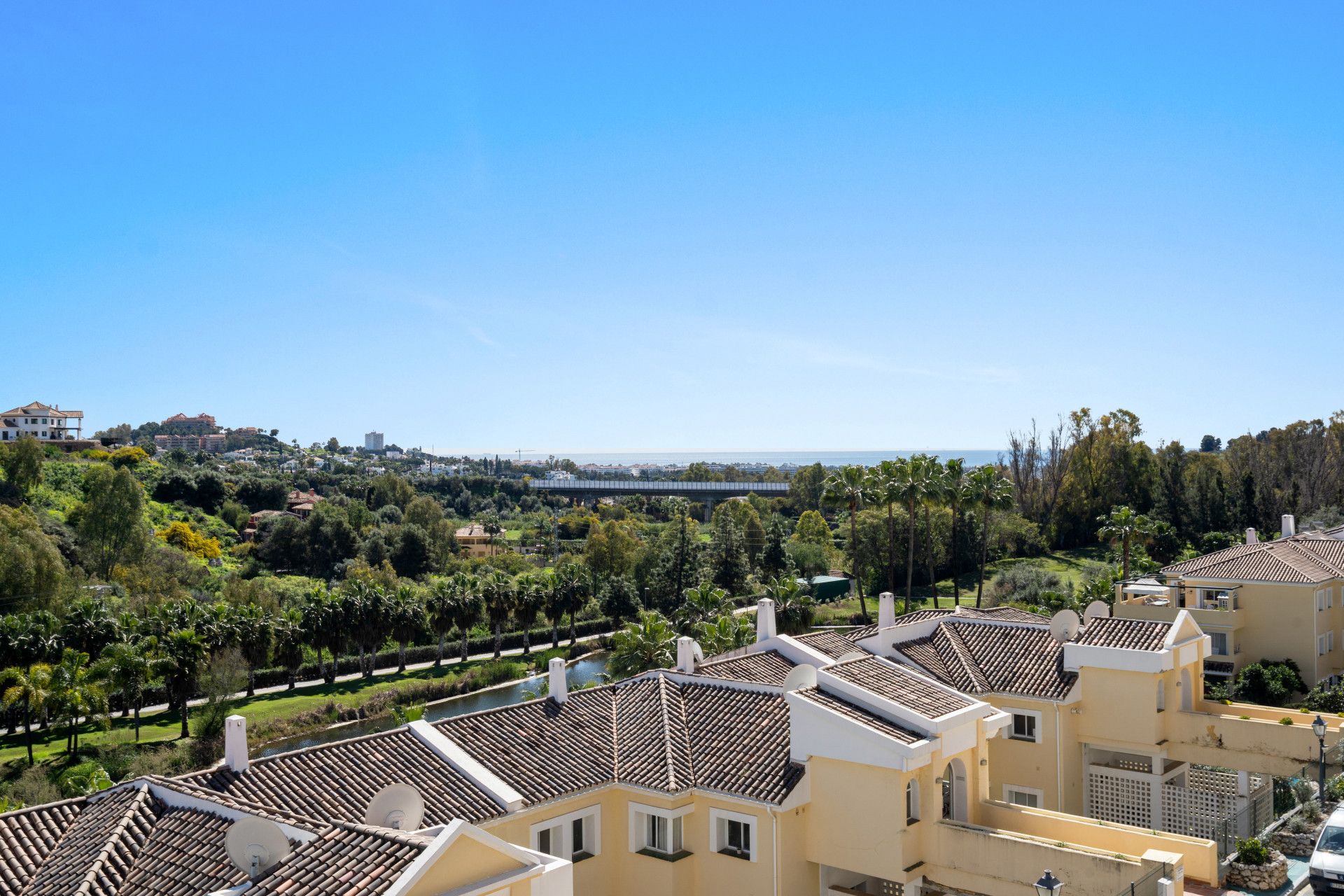 fully renovated penthouse in Los Arcos de La Quinta · Photo 20