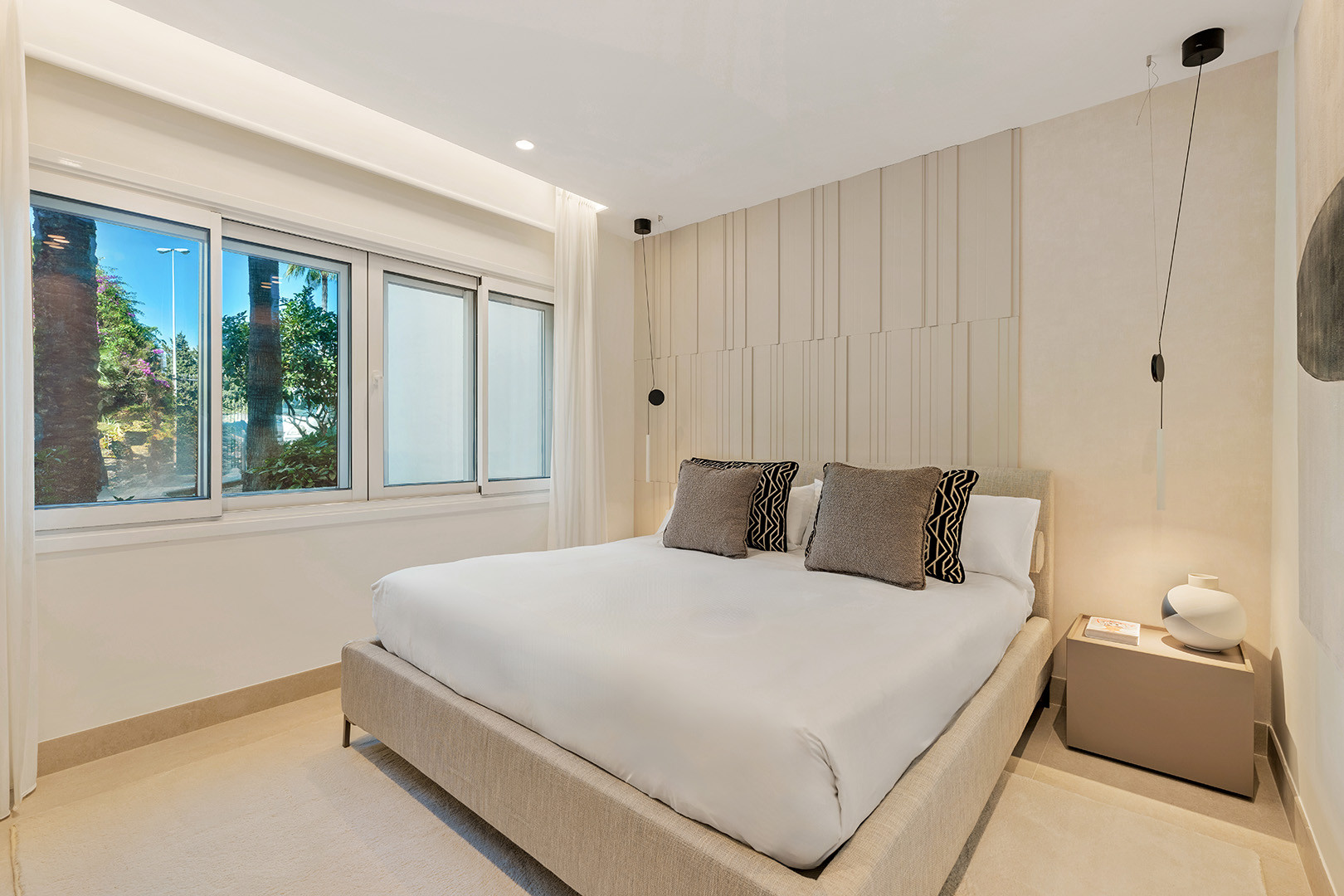 Elegant 3-Bedroom Beachside Apartment on the New Golden Mile · Photo 16